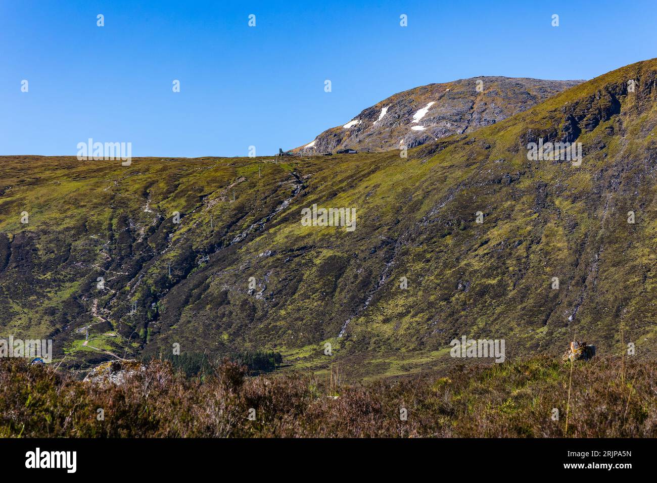 Le montagne asciutte e verdi della zona sciistica di Glen Coe in piena estate (Scozia) Foto Stock