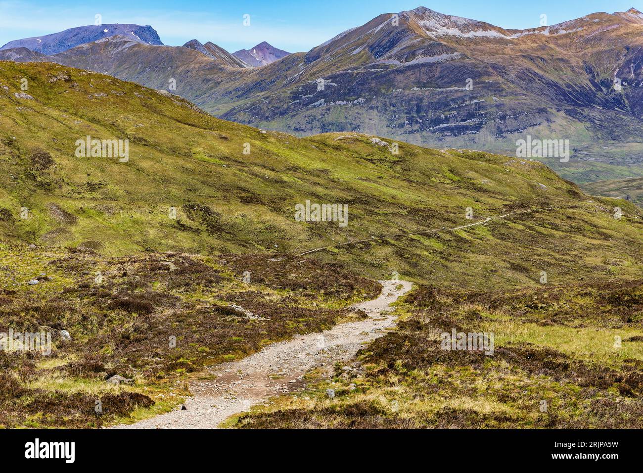 Un sentiero escursionistico che conduce verso montagne spettacolari con tracce di neve estiva (Ben Nevis e catena montuosa, Scozia, Regno Unito) Foto Stock