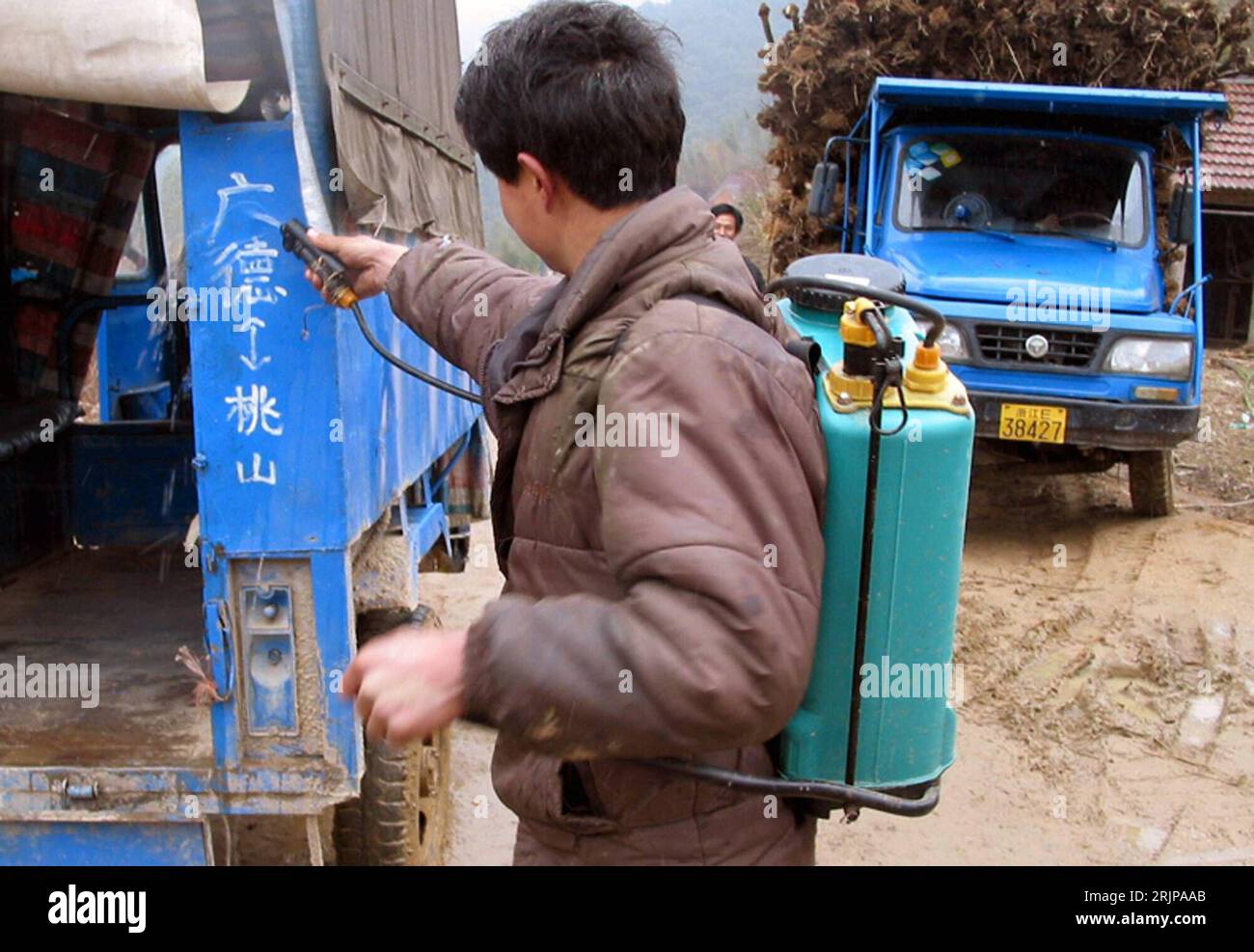 Bildnummer: 51136305 Datum: 28.02.2006 Copyright: imago/Xinhua Seuchenschutzmitarbeiter desinfiziert einen truck in Anji der Provinz Zhejiang, wo ein junges Mädchen mit H5N1 infiziert wurde PUBLICATIONxNOTxINxCHN, Personen; 2006, Anji, Provinz Zhejiang, Anyi, Epidemie, Epidemien, Seuche, Seuchen, H5N1, Vogelseuche, Vogelseuchen, Vorbeugung, Vorsorgemaßnahmen, Vorsorgemaßnahmen, Schutzmaßnahme, Schutzmaßnahme, desinfizieren, desinfizierend, Desinfektion, desinfiziert; , quer, Kbdig, Einzelbild, close, China, / Bekämpfung, bekämpfen Foto Stock
