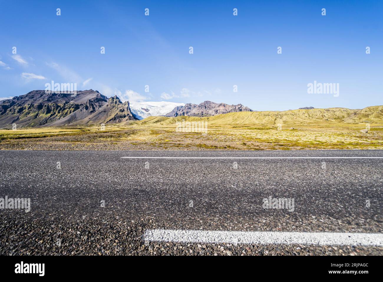 Una vista panoramica di un'autostrada che si snoda attraverso un paesaggio montuoso con colline ondulate visibili in lontananza Foto Stock