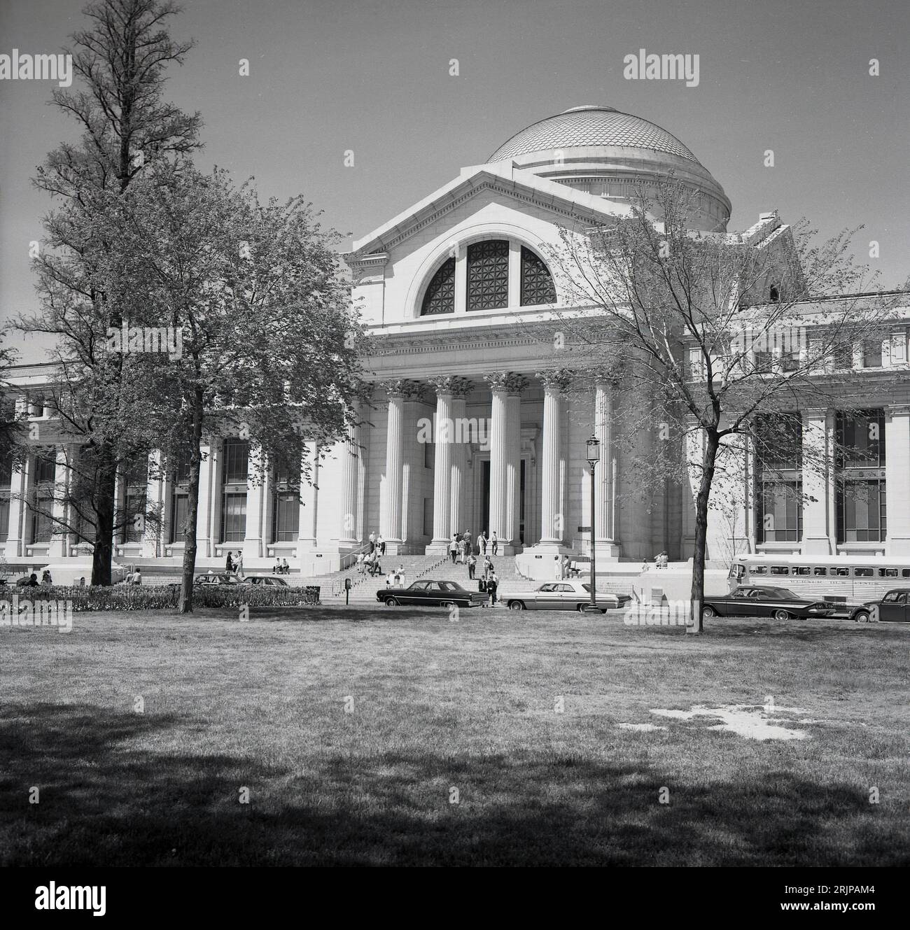 1960, storica, vista esterna di quest'epoca dello Smithsonian National Museum of Natural History, Washington DC, USA. Costruito in stile neoclassico, con un ingresso colonnato sulla National mail, il museo è stato aperto nel 1910, per ospitare una serie di importanti collezioni culturali statunitensi di spedizioni esplorative e indagini sull'ovest americano, originariamente conservate nello Smithsonian Institution. Foto Stock