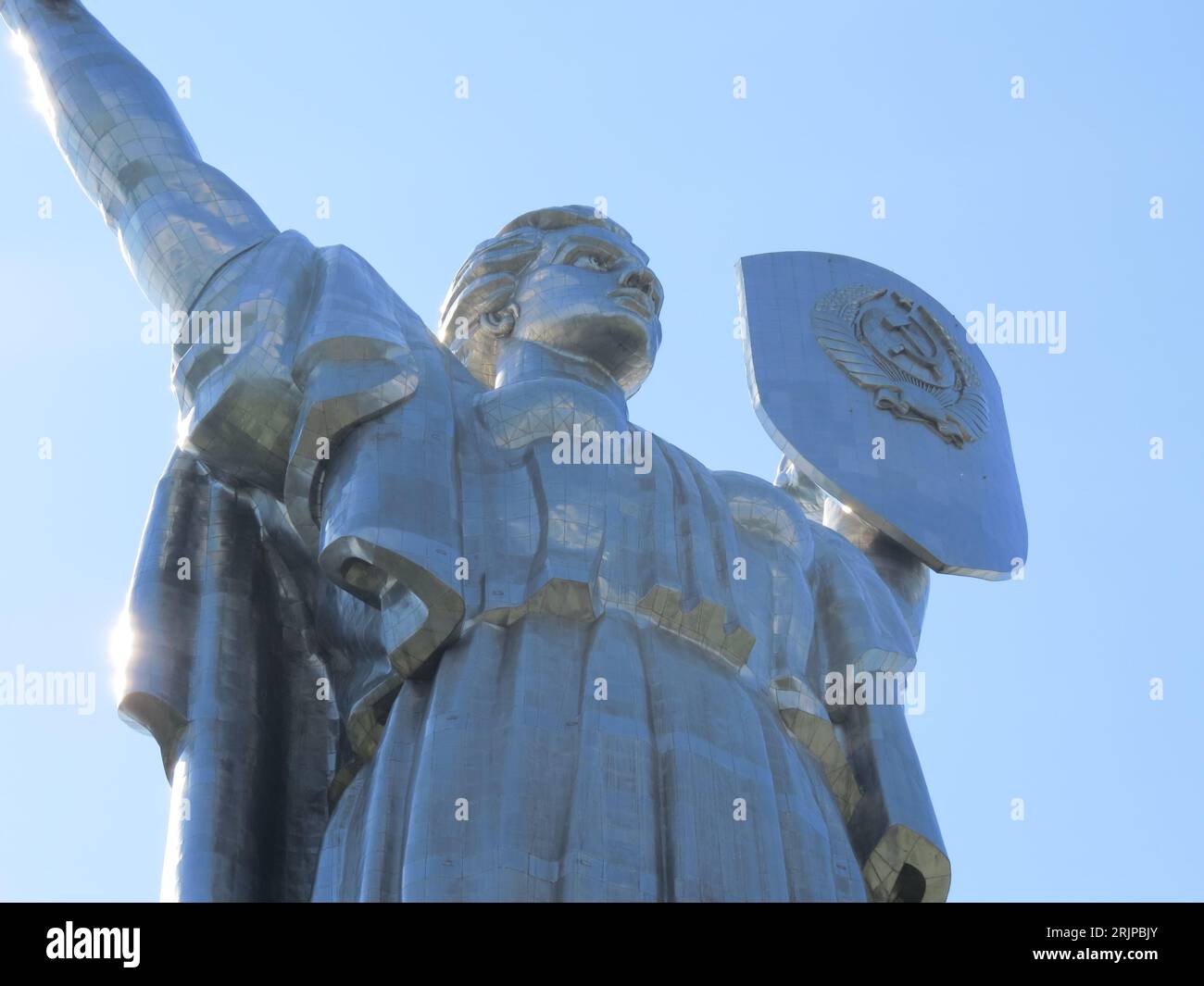 Una vista dall'angolo basso della statua della madrepatria Ucraina in piedi contro il cielo blu Foto Stock