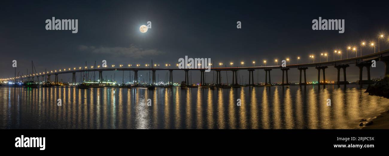 Full moon over Coronado bridge, panorama at night in San Diego, California Foto Stock