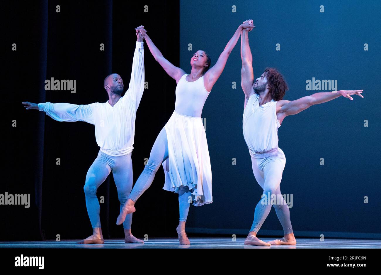 (Da sinistra a destra) Christopher R Wilson, Ashley Mayeux e James Gilmer, della principale compagnia di danza contemporanea Alvin Ailey American Dance Theater, eseguono un estratto della prima britannica di "Are You in Your Feelings?" Al Festival Theatre durante il Festival Internazionale di Edimburgo. Data foto: Mercoledì 23 agosto 2023. Foto Stock