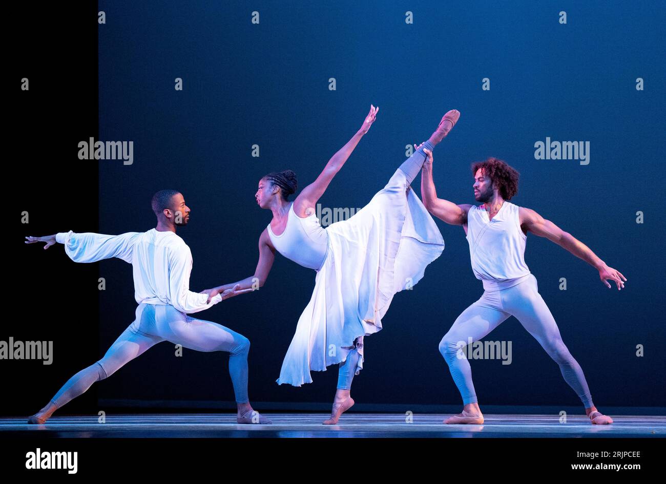 (Da sinistra a destra) Christopher R Wilson, Ashley Mayeux e James Gilmer, della principale compagnia di danza contemporanea Alvin Ailey American Dance Theater, eseguono un estratto della prima britannica di "Are You in Your Feelings?" Al Festival Theatre durante il Festival Internazionale di Edimburgo. Data foto: Mercoledì 23 agosto 2023. Foto Stock