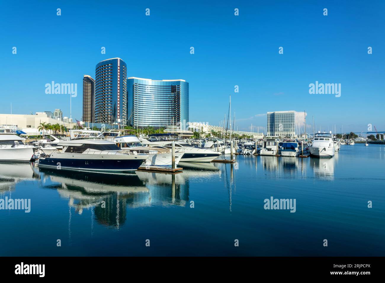 Riflessioni sugli yacht nel porticciolo di San Diego, California Foto Stock