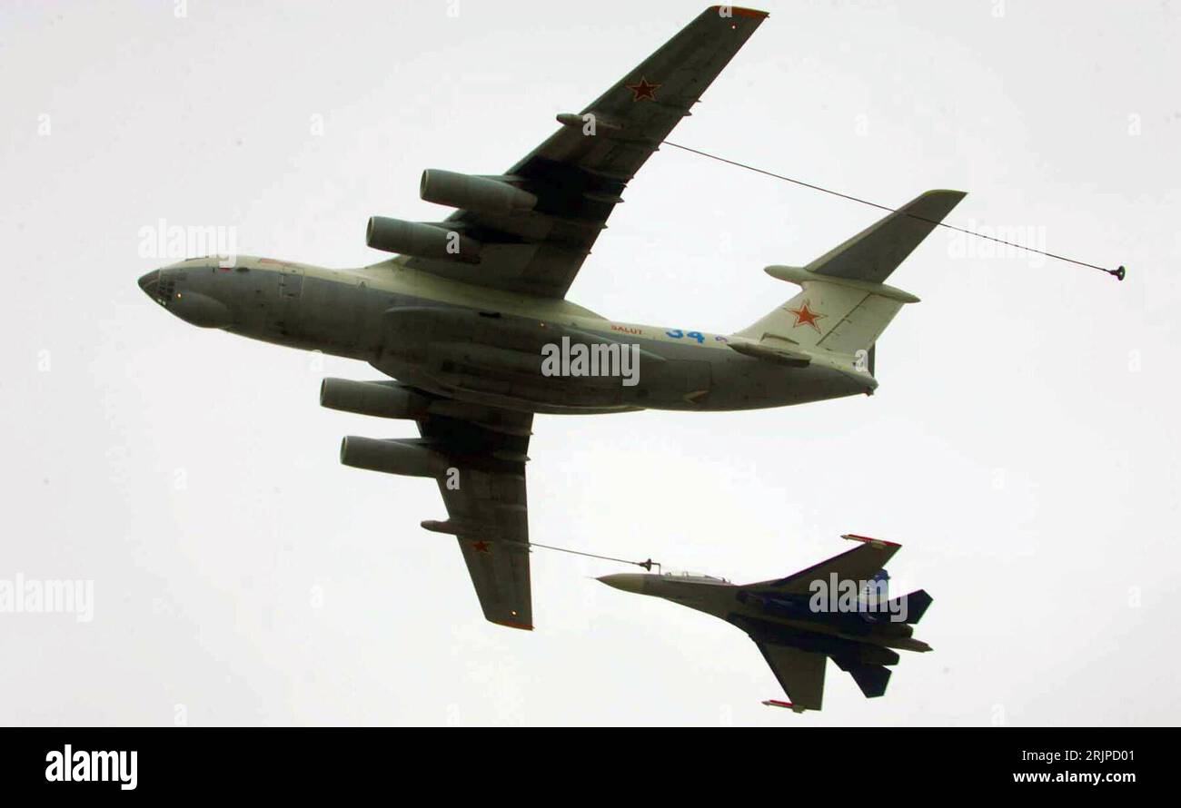 Bildnummer: 51155826 Datum: 18.03.2006 Copyright: imago/Xinhua il-78 Tankflugzeug (li.) Und ein su-30 Düsenjäger anlässlich einer Flugschau der Russischen Luftstreitkräfte Tianmenshan Zhangjiajie PUBLICATIONxNOTxINxCHN, Objekte; 2006, Zhangjiajie, Flugzeug, Flugzeuge, Tankflugzeug, Tankflugzeuge, Düsenflugzeug, Düsenflugzeuge, Düsenjet, Düsenjets, russisch, russische, Luftstreitkraft, Luftstreitkräfte, Flugshow, Flugshows, Fighter, Jagdflugzeug, Jagdflugzeuge, Kampfflugzeug, Kampfflugzeuge, Kampfjet, Kampfjets; , quer, Kbdig, Gruppenbild, Froschperspektive, Perspektive, Cina, , Militaer, S Foto Stock