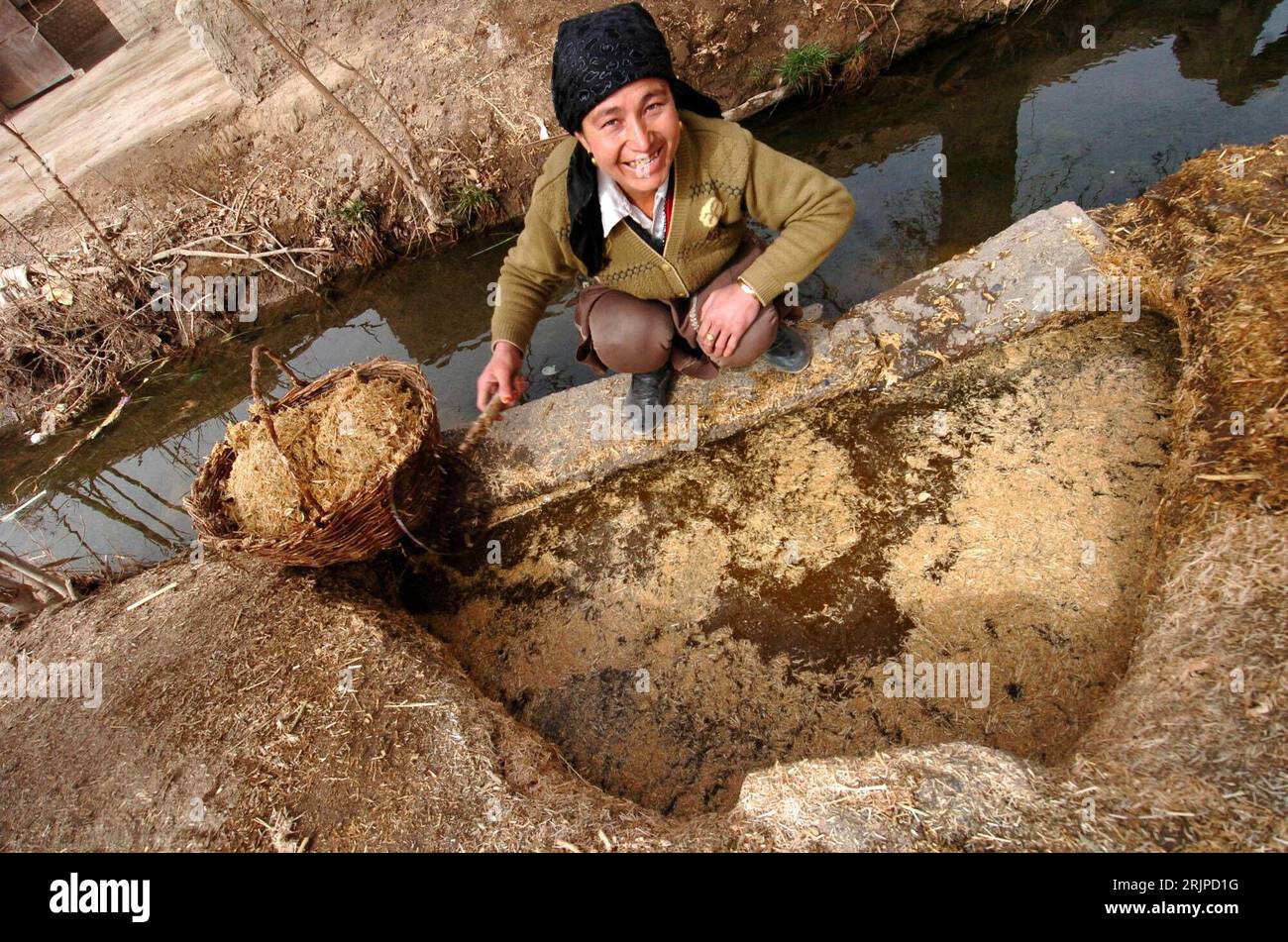 Bildnummer: 51155109 Datum: 14.03.2006 Copyright: imago/Xinhua Chinesin beim Waschen von Tierfutter an einem durch einen Karez gespeisten Kanal - Traditionelle antike Bewässerungsanlage in der Region Turpan PUBLICATIONxNOTxINxCHN, Personen , Optimistisch; 2006, Turpan, Xinjiang Uygur, Bewässerungsanlage, Bewässerungsanlagen, Bewässerung, Bewässerungssystem, Bewässerungssysteme, Brunnen, antike, antike, antiker, alt, alte, alter, historischer, historisch, historische, Karez, Kares, unterirdische, unterirdisch, Tradition , Frau , Cinese , Chinesen , Chinesin , lächeln, Draufsicht; , quer, Kbdig, Foto Stock