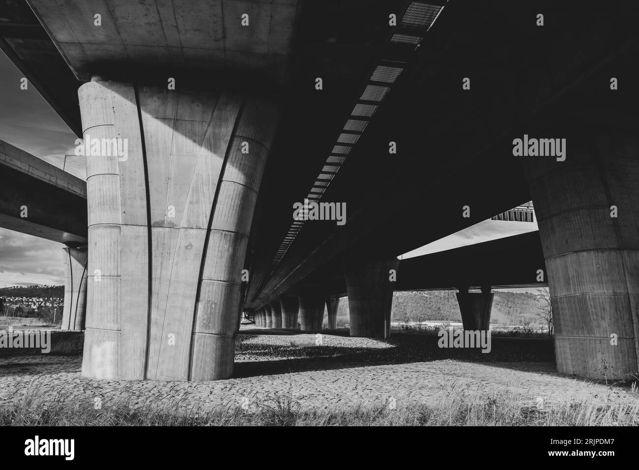 Linea sotto il ponte Radotin, in bianco e nero, vicino a Praga, Repubblica Ceca Foto Stock