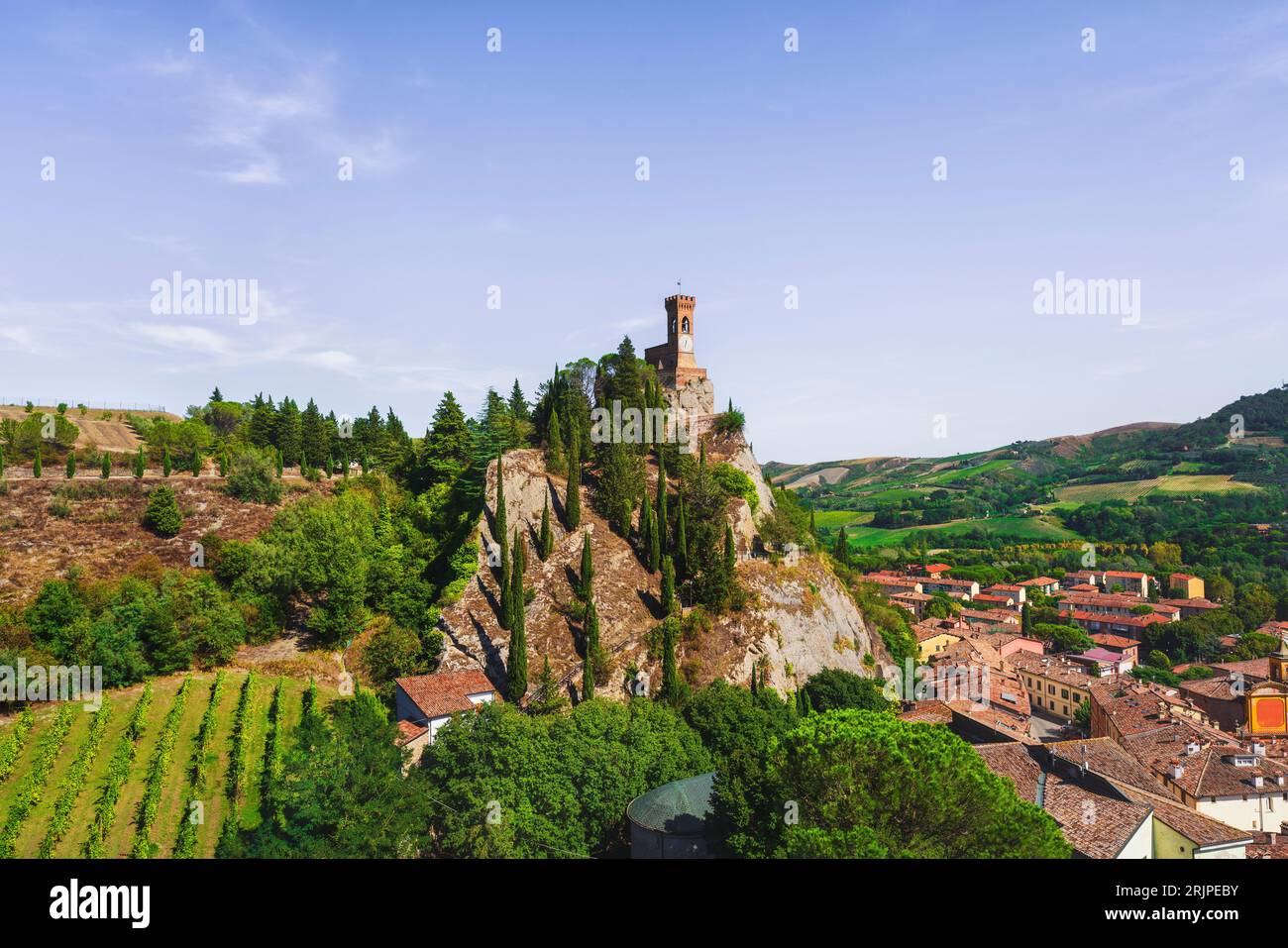 Brisighella storica torre dell'orologio sulla scogliera. Questa architettura del 1800s è conosciuta come la Torre dell'Orologio. Provincia di Ravenna, regione Emilia Romagna, Foto Stock