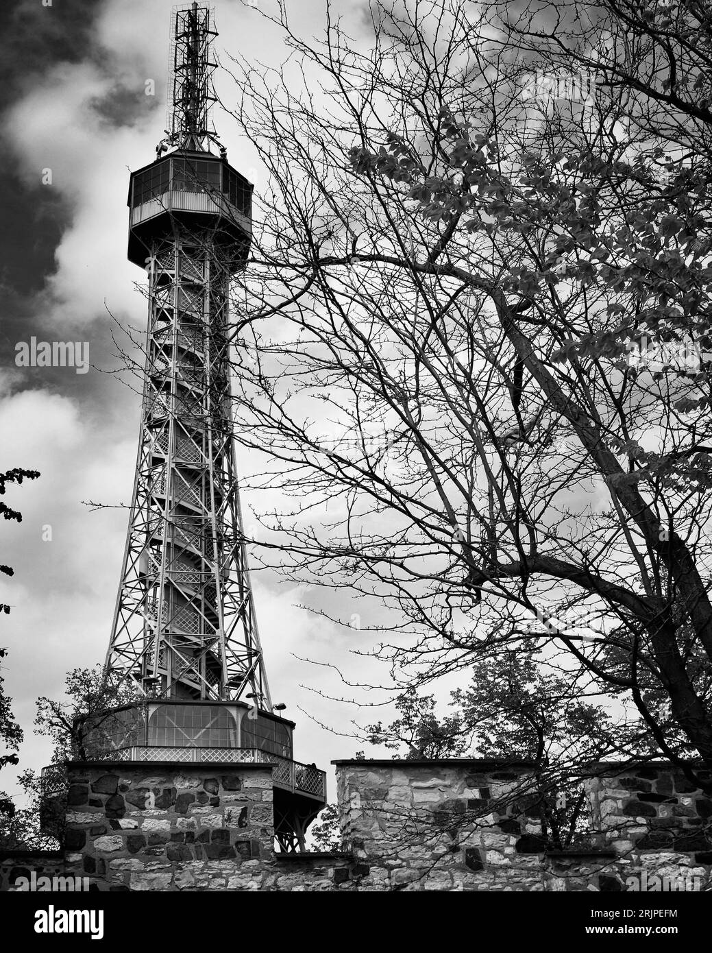 Petrin Tower, bianco e nero. Praga, Repubblica Ceca Foto Stock