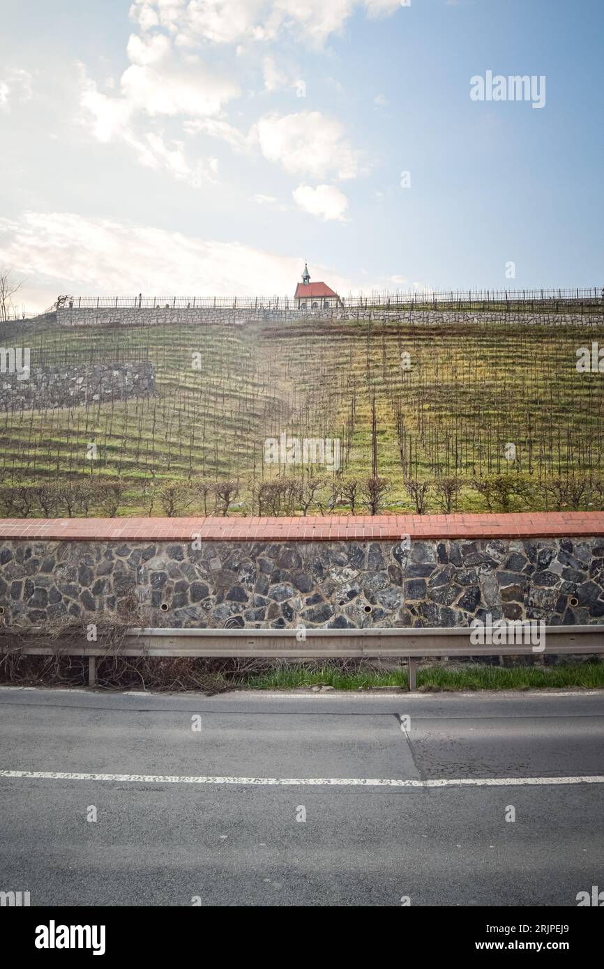 Strada, muro, vigneto e Cappella di Santa chiara, Praga, Repubblica Ceca Foto Stock