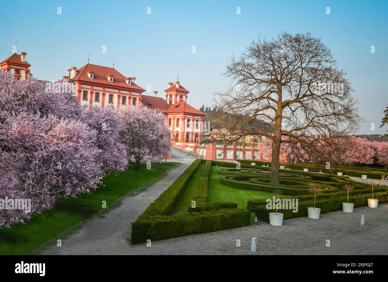 Vista dal giardino del castello sulla sinistra del castello di Troja, Praga, Repubblica Ceca Foto Stock