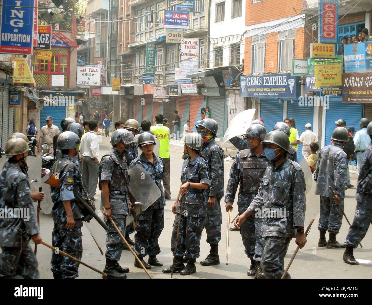 Bildnummer: 51208647 Datum: 23.04.2006 Copyright: imago/Xinhua Sicherheitskräfte haben eine Straße abgeriegelt anlässlich von Protestkundgebungen a Kathmandu - PUBLICATIONxNOTxINxCHN, Personen; 2006, Kathmandu, Demo, protesta, Proteste, dimostrante, dimostrante, dimostrante, dimostrantina, Kundgebung, Protestkundgebung, Protestkundgebungen, Polizisten, Polizist, Straßensperre,; , quer, Kbdig, totale, Nepal, , Polizei, Staat / Katmandu Foto Stock