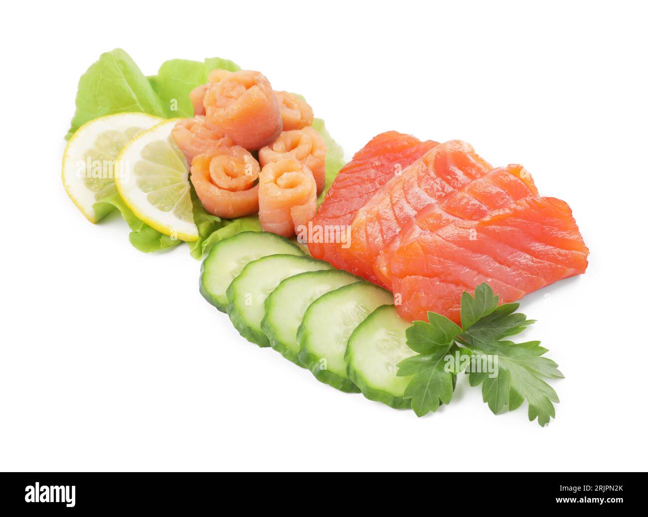 Delizioso sashimi di salmone servito con limone, cetrioli, prezzemolo e lattuga isolato su bianco Foto Stock