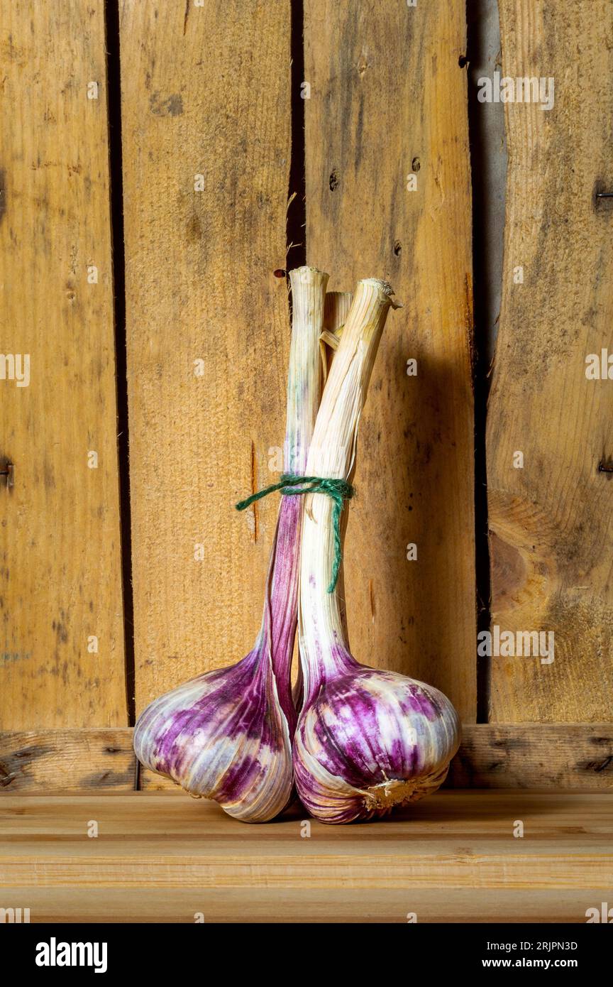 aglio intero su sfondo di legno Foto Stock