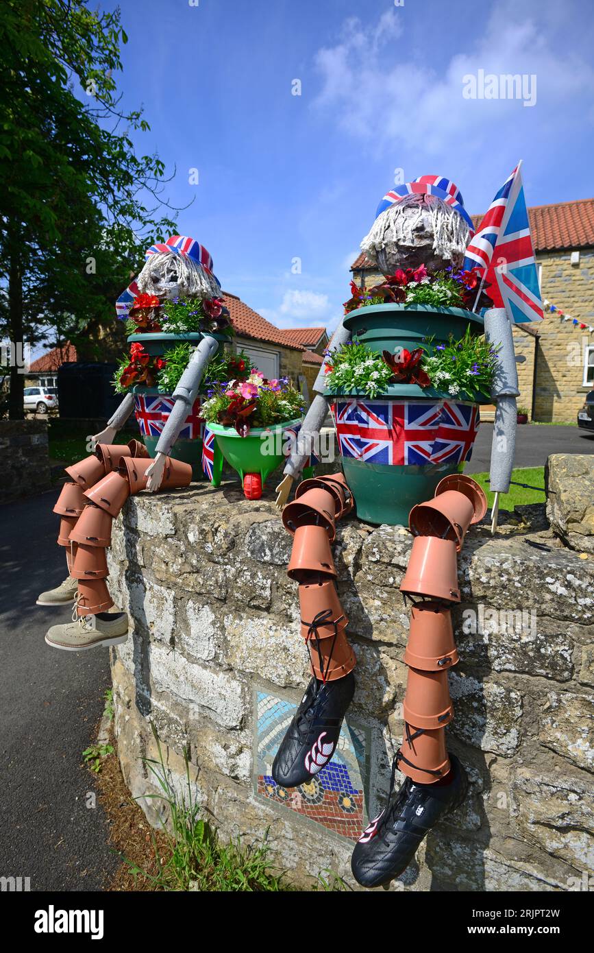 Pupazzi da uomo Bill e ben Flower pot realizzati per il giubileo di platino della regina Elisabetta nel nord dello yorkshire Moors uk Foto Stock