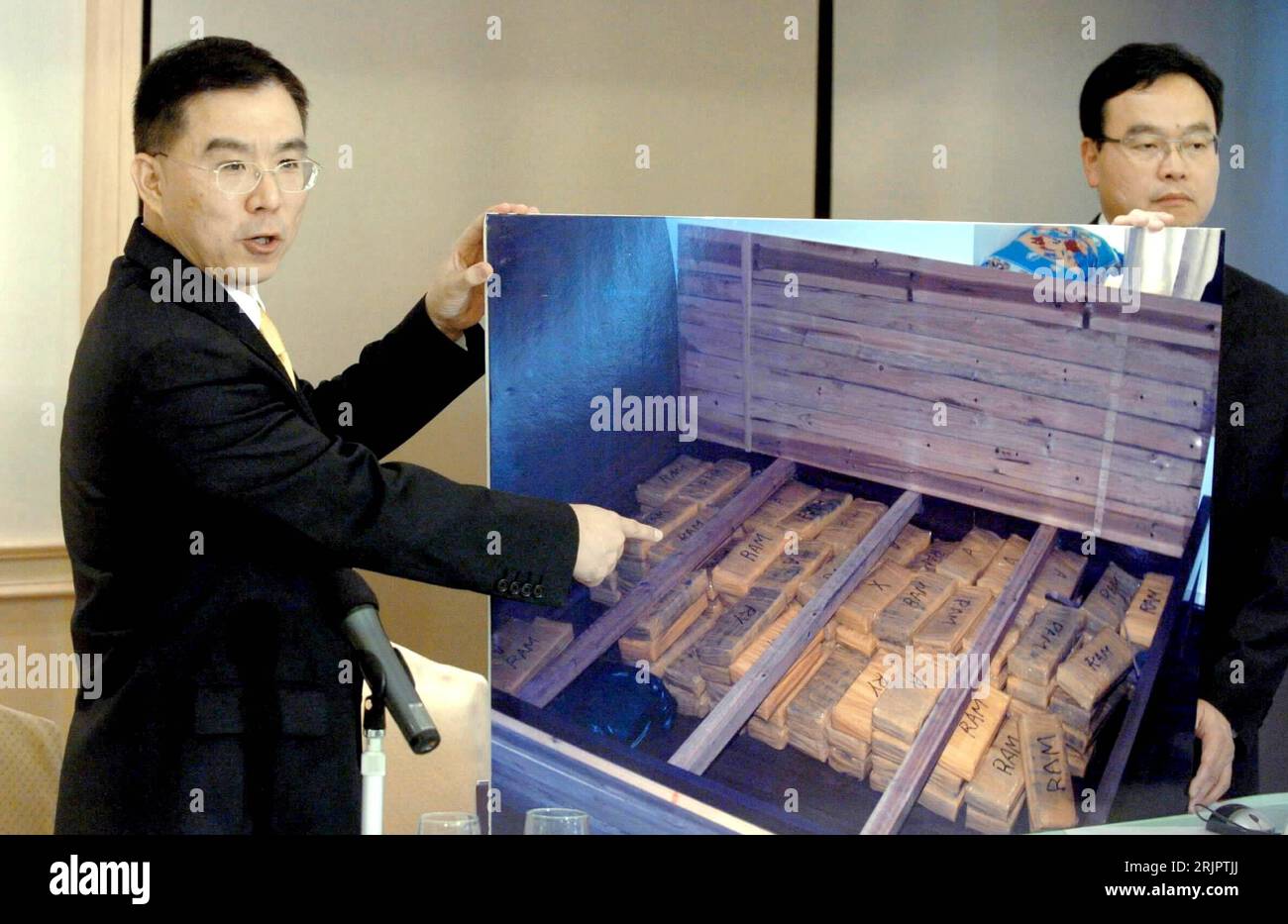Bildnummer: 51234303 Datum: 09.05.2006 Copyright: imago/Xinhua Leung Lun-cheung (li., CHN/Head Hong Kong Customs Drug Investigation Bureau) und Song min (CHN/Director General Anti-smuggling Bureau Shenzhen Customs) präsentieren während einer Pressekonferenz a Hong Kong anlässlich der Zerschlagung eines kolumbianischen Drogenringes beschlagnahmtes Kokain - China Pongkong, BLINONINONINONINTINONINGINGINTINCHN, 2006 Zoll, Drogenring, Drogen, Bekämpfung, Schmuggelware, Gestik, Zeigefinger, Fingerzeig; , quer, Kbdig, Gruppenbild, Close, China, Randbild, Zoll, Staat, gente Foto Stock
