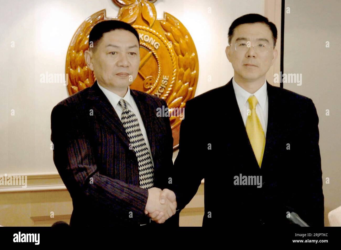 Bildnummer: 51234287 Datum: 09.05.2006 Copyright: imago/Xinhua Leung Lun-cheung (re., CHN/Head Hong Kong Customs Drug Investigation Bureau) mit Song min (CHN/Director General Anti-smuggling Bureau Shenzhen Customs) während einer Pressekonferenz in Hong Kong anlässlich der Zerschlagung eines kolumbianischen Drogenringes - China PUBLICATIONxNOTxong, Heterkong, 2006, CHN, PRESTxINKN, CHN, CHN; Zoll, Drogenring, Drogen, Bekämpfung, Gestik, Handschlag; , quer, Kbdig, Gruppenbild, Close, China, Randbild, Zoll, Staat, persone Foto Stock