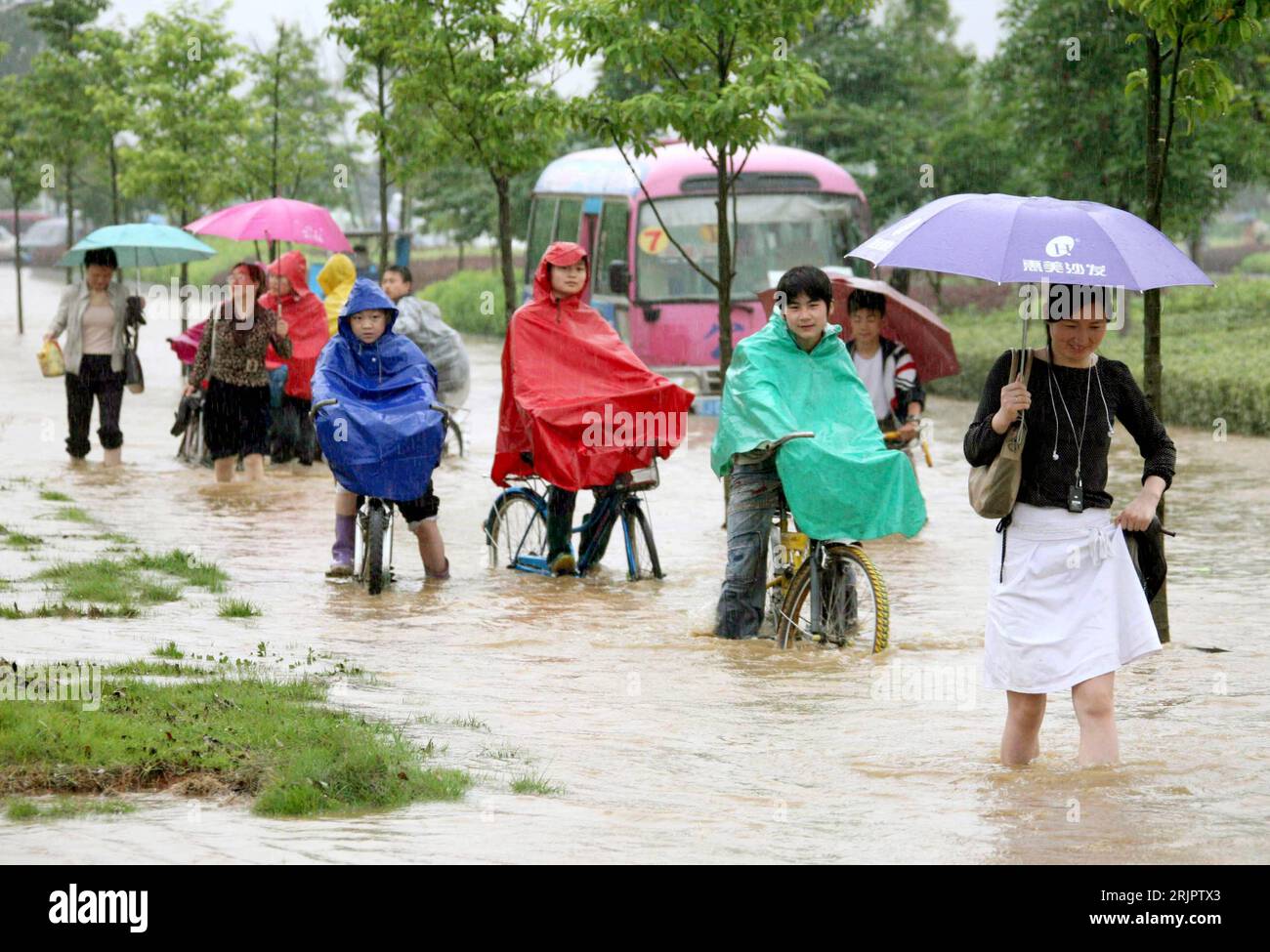 Bildnummer: 51234731 Datum: 09.05.2006 Copyright: imago/Xinhua Radfahrer und Fußgänger kämpfen sich durch die Überflutungen nach schweren Regenfällen in Huangshan - PUBLICATIONxNOTxINxCHN, Personen , Optimistisch; 2006, Huangshan, Regen, schwere, Überflutung, Überschwemmung, Überschwemmungen, überflutet, überflutete, überschwemmt, Rad fahren, Fahrrad, fährt, fahrend,; , quer, Kbdig, Gruppenbild, Cina, , Wetter / Hochwasser, Katastrophe, Katastrophen, Flutkatastrophe, Flutkatastrophen, Anhui Foto Stock