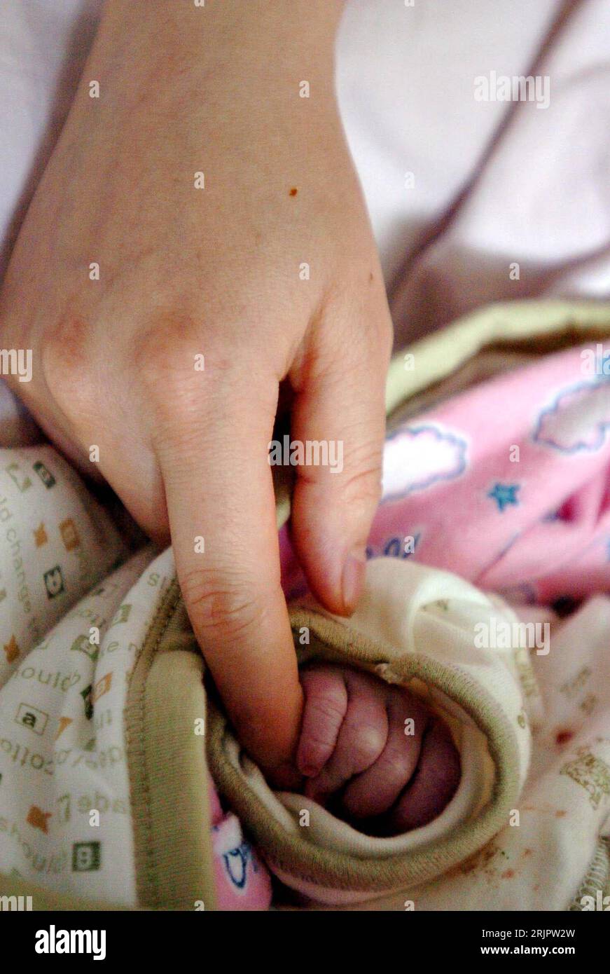 Bildnummer: 51238327 Datum: 13.05.2006 Copyright: imago/Xinhua Hand eines Neugeborenen hält den Finger der Mutter in einem Krankenhaus in Taiyuan in der chinesischen Provinz Shanxi - PUBLICATIONxNOTxINxCHN, Körperteile; 2006, Taiyuan, Mutter, Mütter, Neugeborene, Neugeborenes, kind, Kinder, Kleinkind, Kleinkinder, Baby, Babys, Säugling, Säuglinge,; , hoch, Kbdig, China / Gruppenbild, Harmonie, Geborgenheit Foto Stock