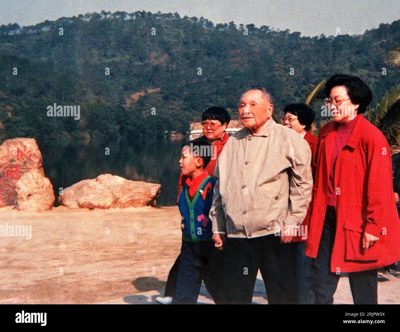 Deng Xiaoping (Mitte, CHN/Mitglied des Politbüros) während eines Besuchs des Botanischen Gartens in Xianhu - PUBLICATIONxNOTxINxCHN Deng Xiao Ping Centre CHN membro del Politburo durante una visita all'Orto Botanico di Xianhu PUBLICATIONxNOTxINxCHN Foto Stock