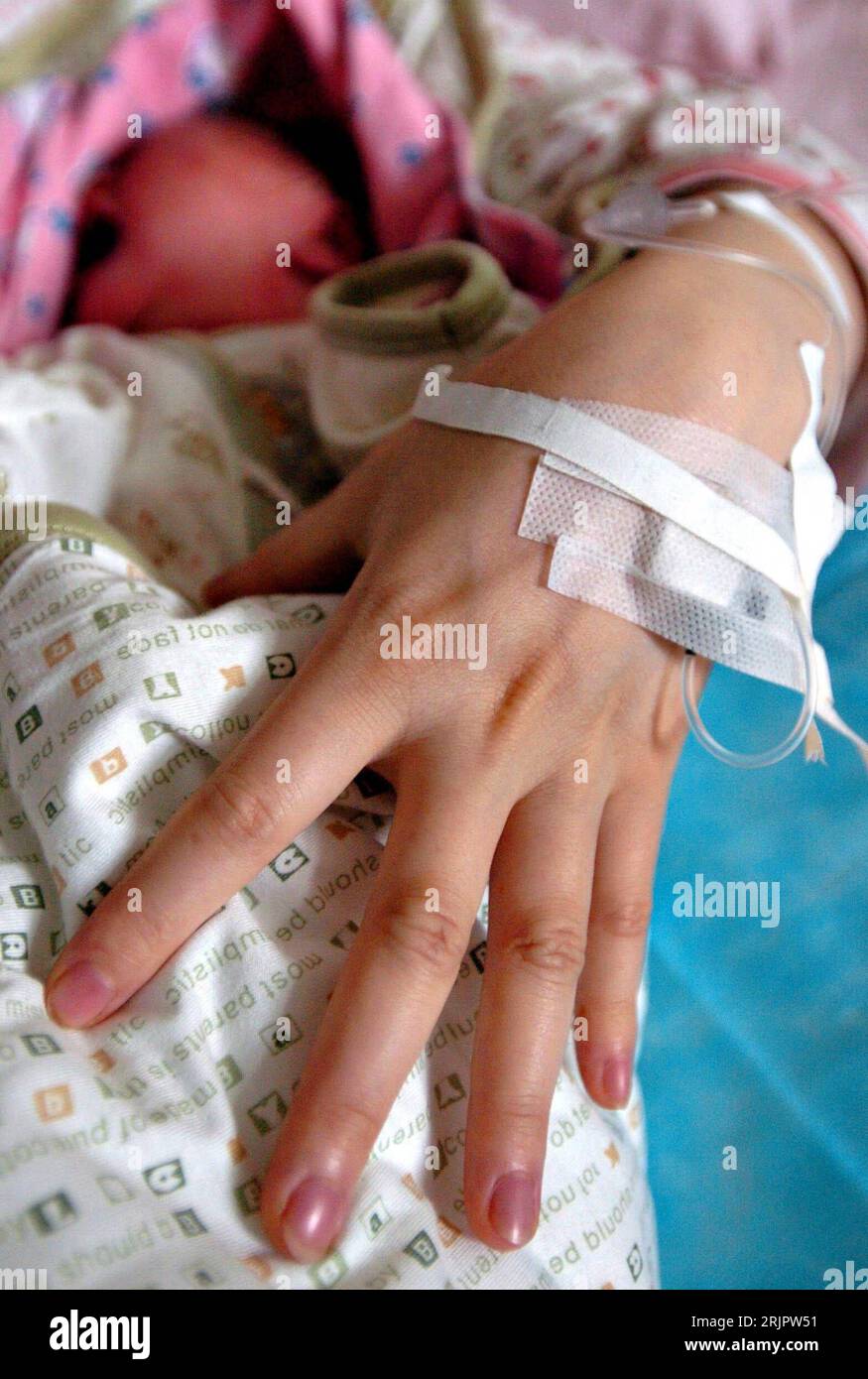 Bildnummer: 51238324 Datum: 13.05.2006 Copyright: imago/Xinhua Hand einer Mutter auf ihrem Neugeborenen in einem Krankenhaus in Taiyuan in der chinesischen Provinz Shanxi - PUBLICATIONxNOTxINxCHN, Körperteile; 2006, Taiyuan, Mutter, Mütter, Neugeborene, Neugeborenes, kind, Kinder, Kleinkind, Kleinkinder, Baby, Babys, Säugling, Säuglinge, Infusion, Infusionen; , Hoch, Kbdig, Einzelbild, Cina, ,/ Hände Foto Stock