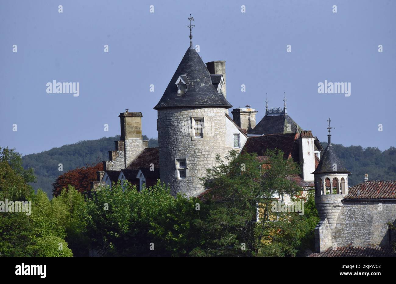 Rocamadour, Francia. 23 agosto 2023. Illustrazione del villaggio di Rocamadour, in Francia, il 12 agosto 2023. Rocamadour è un piccolo villaggio sulla scogliera nella Francia centro-meridionale. È conosciuta per il complesso di edifici religiosi Cité Réligieuse, accessibile dalla scala Grand Escalier. Comprende la Chapelle Notre-Dame, con la sua statua della Madonna Nera, e la basilica romanico-gotica di St-Sauveur. Foto di Patrice Pierrot/ABACAPRESS.COM credito: Abaca Press/Alamy Live News Foto Stock