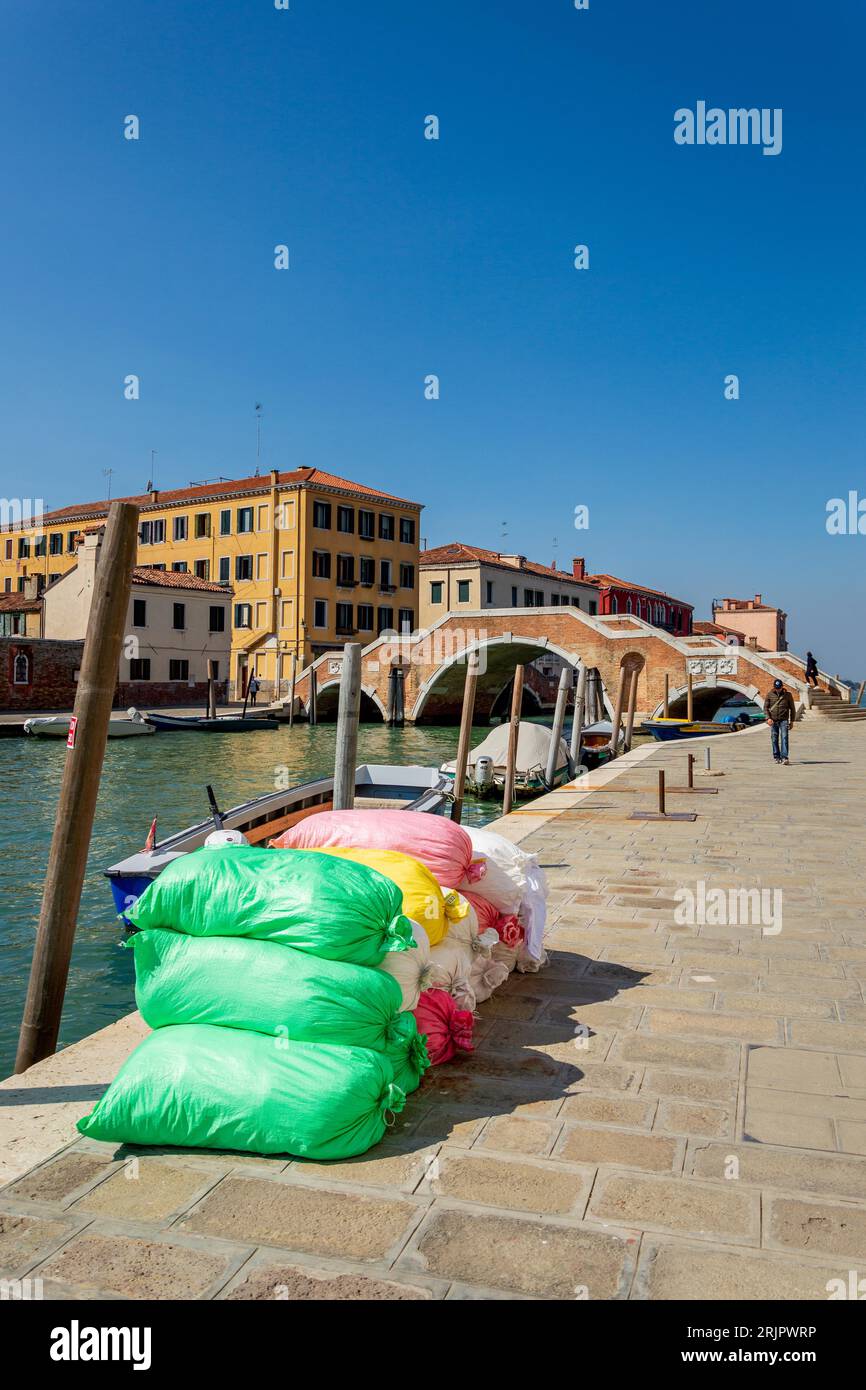 Saccheggia per la strada di Venezia con il Ponte dei tre archi sullo sfondo Foto Stock