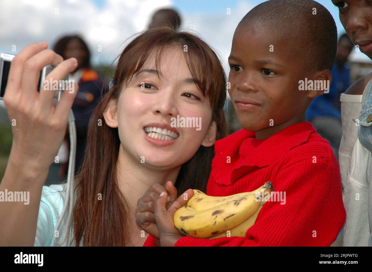 Bildnummer: 51243765 Datum: 09.05.2006 Copyright: imago/Xinhua Model Lin chi-ling (CHN/Repräsentantin der Hilfsorganization World Vision) fotografiert sich mit einem AIDS-kind in Swaziland PUBLICATIONxNOTxINxCHN, Personen , Optimistisch; 2006, Swaziland, fotografieren, Hope-Programm, Hilfsorganization, Repräsentant; , quer, Kbdig, Gruppenbild, Close, Internationale Politik, Politik, Randbild, gente Foto Stock