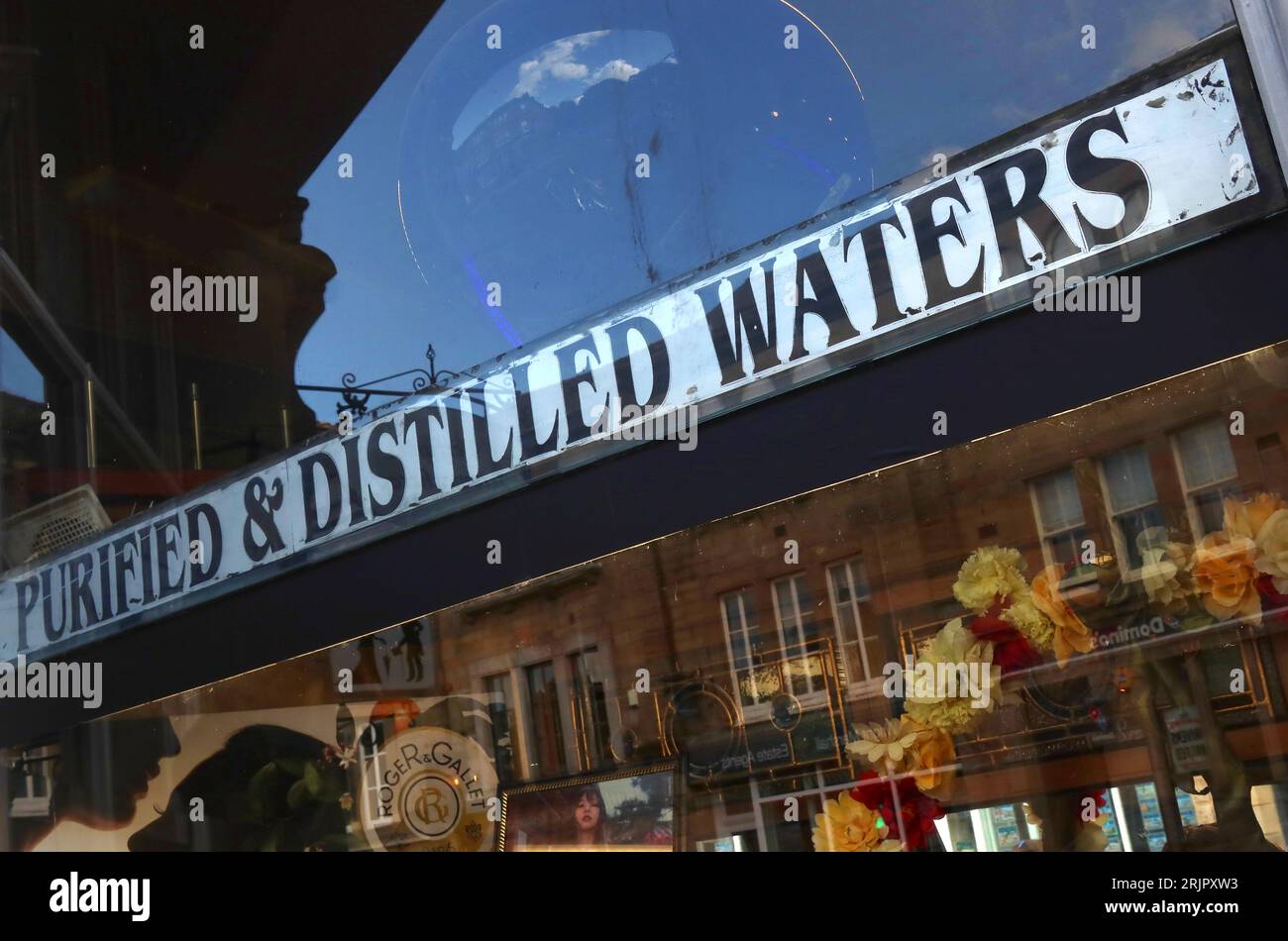 C R Clowes & Son Ltd, negozio di chimica vittoriana esterno, 4 Cavendish Circus, Buxton, High Peak, Derbyshire, INGHILTERRA, REGNO UNITO, SK17 6AX Foto Stock