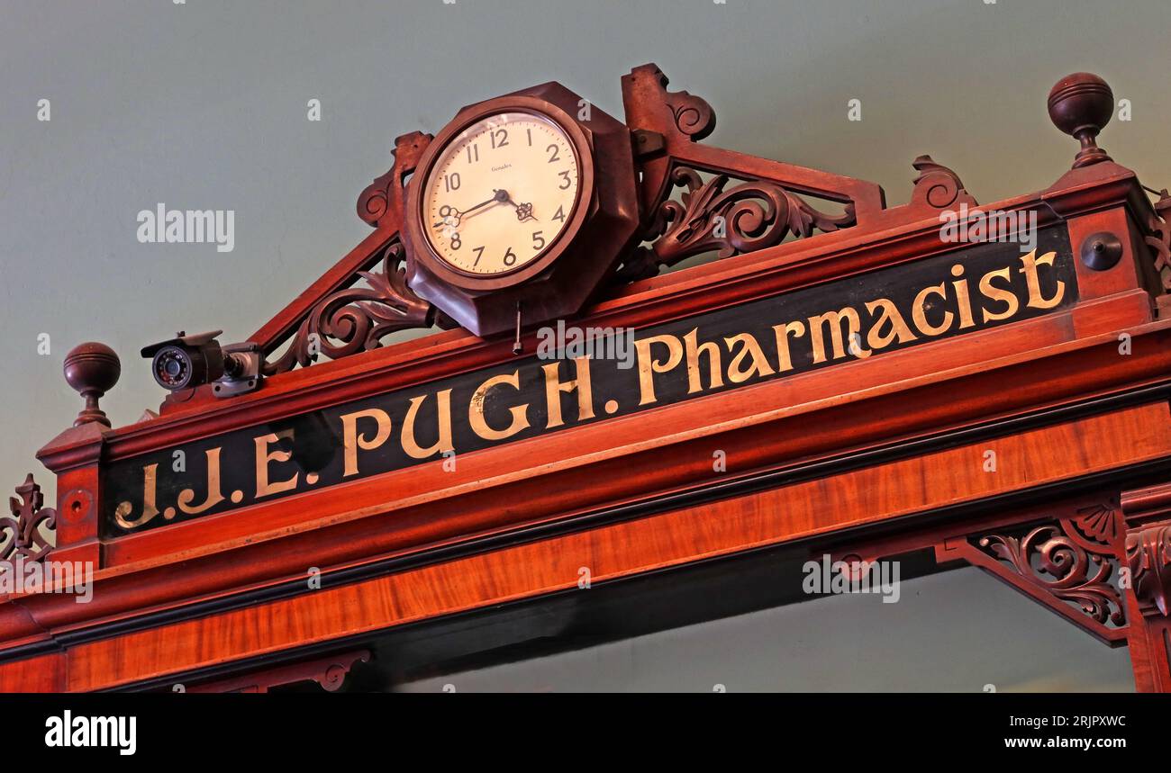 C R Clowes & Son Ltd, Victorian chemist shop interior, 4 Cavendish Circus, Buxton, High Peak, Derbyshire, INGHILTERRA, REGNO UNITO, SK17 6AX Foto Stock