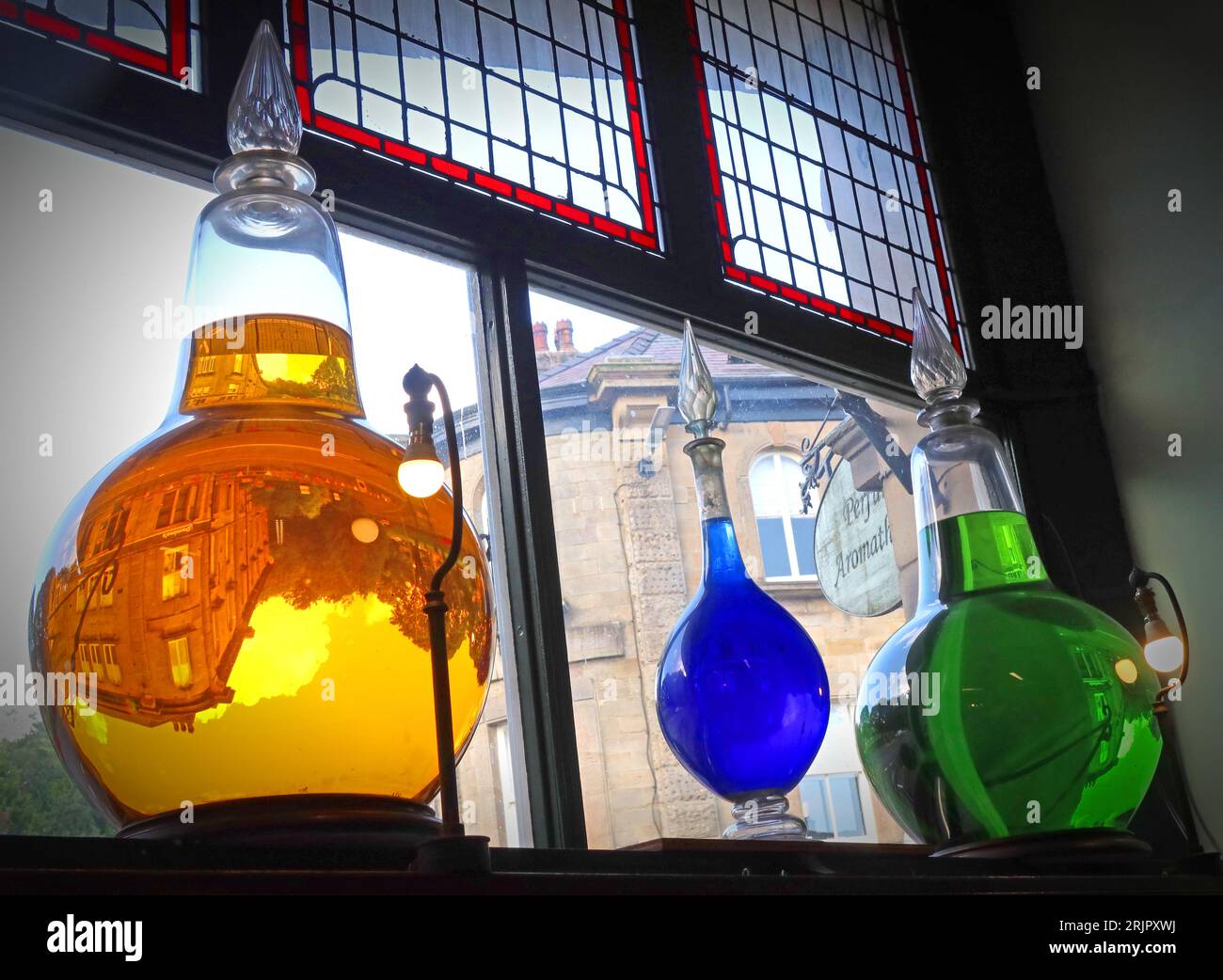 C R Clowes & Son Ltd, Victorian chemist shop interior bottles, 4 Cavendish Circus, Buxton, High Peak, Derbyshire, INGHILTERRA, REGNO UNITO, SK17 6AX Foto Stock