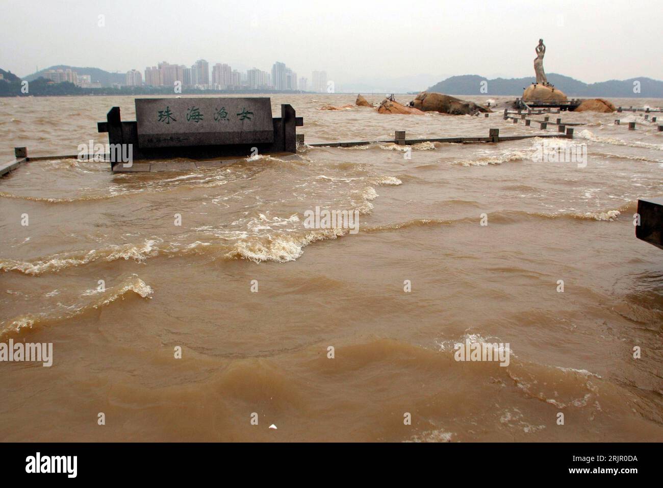 Bildnummer: 51265735 Datum: 16.05.2006 Copyright: imago/Xinhua Taifun Chanchu bringt Hochwasser nach Zhuhai, Die Küstenregion ist bereits geflutet, Landschaft; 2006, Zhuhai, Brandung, Welle, Taifune, Stürme, Wirbelsturm, Wirbelstürme, Unwetter, Wetter, Fahrräder, überflutet, überschwemmt, Überschwemmung, Überschwemmungen; , quer, Kbdig, totale, Meer, Küste, Cina, Foto Stock