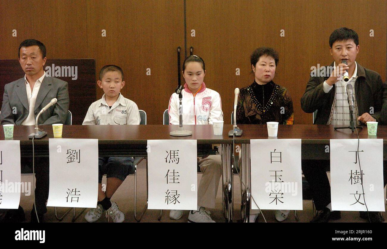 Bildnummer: 51269230 Datum: 23.05.2006 Copyright: imago/Xinhua Liu Hao (2.v.li.) Feng Jiayuan (3.v.li., 13 Jahre) mit ihrer Mutter (2.v.li.) und Ding Shuwen (re., alle JPN) während einer Pressekonferenz von Opfern japanischer chemischer Waffen aus Qiqihar und Dunhua in Tokyo PUBLICATIONxNOTxCHN, Personen; 2006, Tokyo, Pressetermin , Pressekonferenz , Opfer, chemische, Chemisch, Waffen, waffle, C-Waffen, Kampfmittel, Kampfstoff, Kampfstoffe; , quer, Kbdig, Gruppenbild, Giappone, , Foto Stock