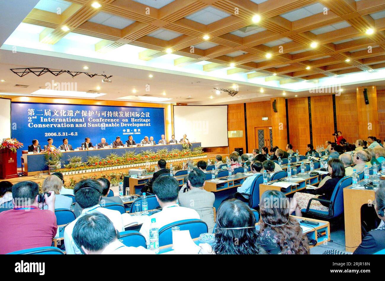 Bildnummer: 51269424 Datum: 02.06.2006 Copyright: imago/Xinhua Podium und Teilnehmer der 2. Conferenza internazionale sulla conservazione del patrimonio e lo sviluppo sostenibile a Shaoxing - PUBLICATIONxNOTxINxCHN, Personen; 2006, Shaoxing, Konferenzen, , Erhaltung, Entwicklung; , quer, Kbdig, totale, Cina, / nachhaltige, nachhaltig, Publikum, Zuschauer Foto Stock
