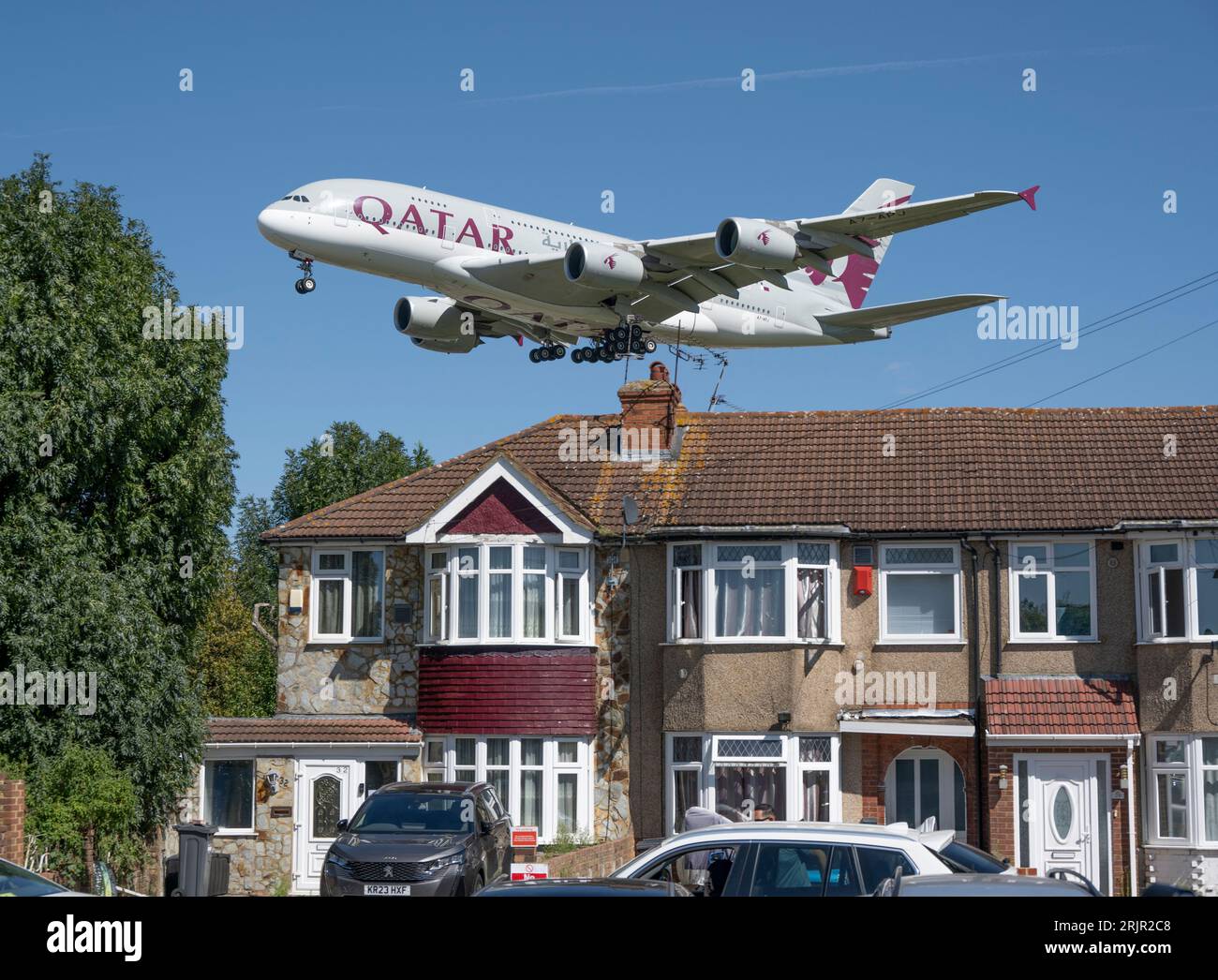 Heathrow, Londra, Regno Unito. 23 agosto 2023. Qatar Airbus A380 in avvicinamento finale all'aeroporto di Londra Heathrow nel culmine dell'estate 2023 Foto Stock