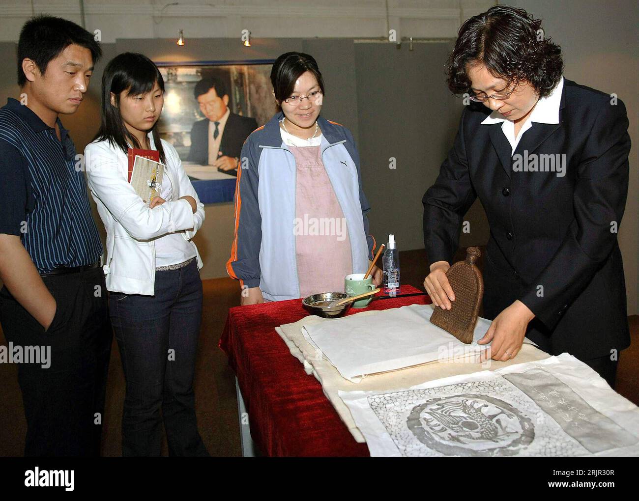 Bildnummer: 51281748 Datum: 26.05.2006 Copyright: imago/Xinhua Mitarbeiterin der Staatsbibliothek führt interessierten Ausstellungsbesuchern eine historische Drucktechnik vor anlässlich einer Ausstellung historischer, chinesischer Bücher in der Staatsbibliothek in Beijing - PUBLICATIONxNOTxINxCHN, Personen; 2006, Peschungstellen, Ausstellen, Ausstellen, Peschen, Ausstellen, Ausstellen, Nationalbibliothek, Tradition, traditionell, traditionelle, Sammlung, Sammlungen, historische, historisch, chinesische, chinesisch, Buch, Drucktechniken, Besucher, Ausstellungsbesucher, Präsentation, Präsentationen, Vorführung, Vorführungen, Cinese, Cinesina; Foto Stock