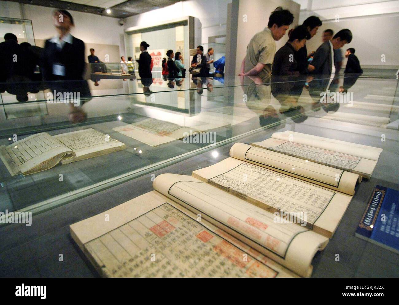 Bildnummer: 51281754 Datum: 26.05.2006 Copyright: imago/Xinhua Seltene Sammlungen historischer, chinesischer Bücher ausgestellt in Glasvitrinen betrachten die Besucher dieser Ausstellung in der Staatsbibliothek in Beijing - PUBLICATIONxNOTxINxCHN, Objekte , Personen; 2006, Pechino, Ausstellungen, Nationalbibliothek, traditionell, traditionelle, Sammlung, historische, historisch, chinesische, chinesisch, Buch, Ausstellungsbesucher, Chinese, Chinesin, Glasvitrine, Vitrine, Vitrinen; , quer, Kbdig, Einzelbild, Cina, Foto Stock