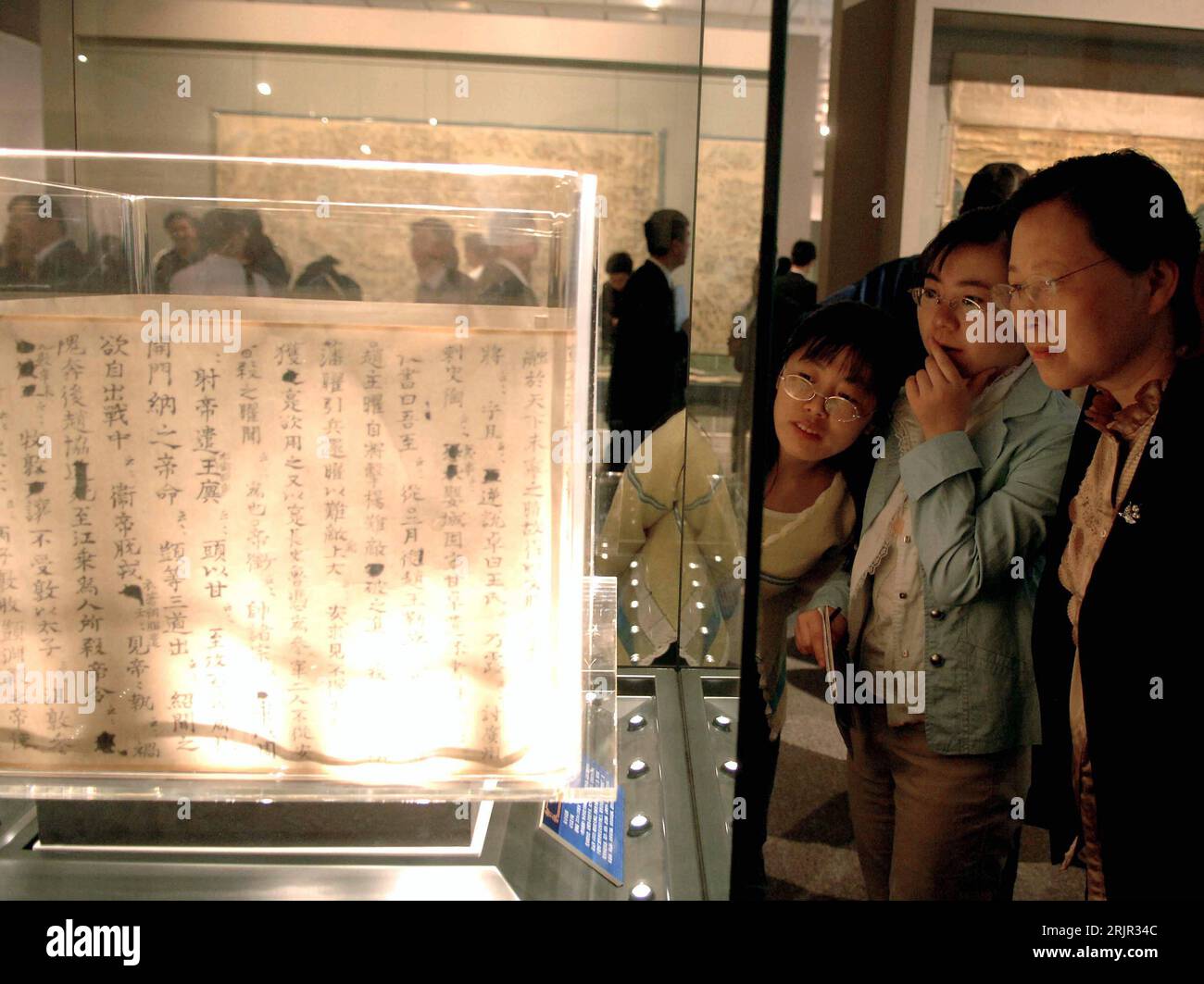 Bildnummer: 51281793 Datum: 26.05.2006 Copyright: imago/Xinhua Schriftrolle von zi Zhi Tong Jian betrachten Ausstellungsbesucher in der Ausstellung historischer, chinesischer Bücher in der Staatsbibliothek in Beijing - PUBLICATIONxNOTxINxCHN , Objekte , Personen; 2006, Pechino, Ausstellungen, Nationalbibliothek, Ausstellungsstück, Ausstellungsstücke, Exponat, Exponate, Schriftrollen, chinesisch, chinesische, Schrift, historische, historisch, historisches, Tradition, Chinesin, cinese; , quer, Kbdig, Einzelbild, Cina, Foto Stock