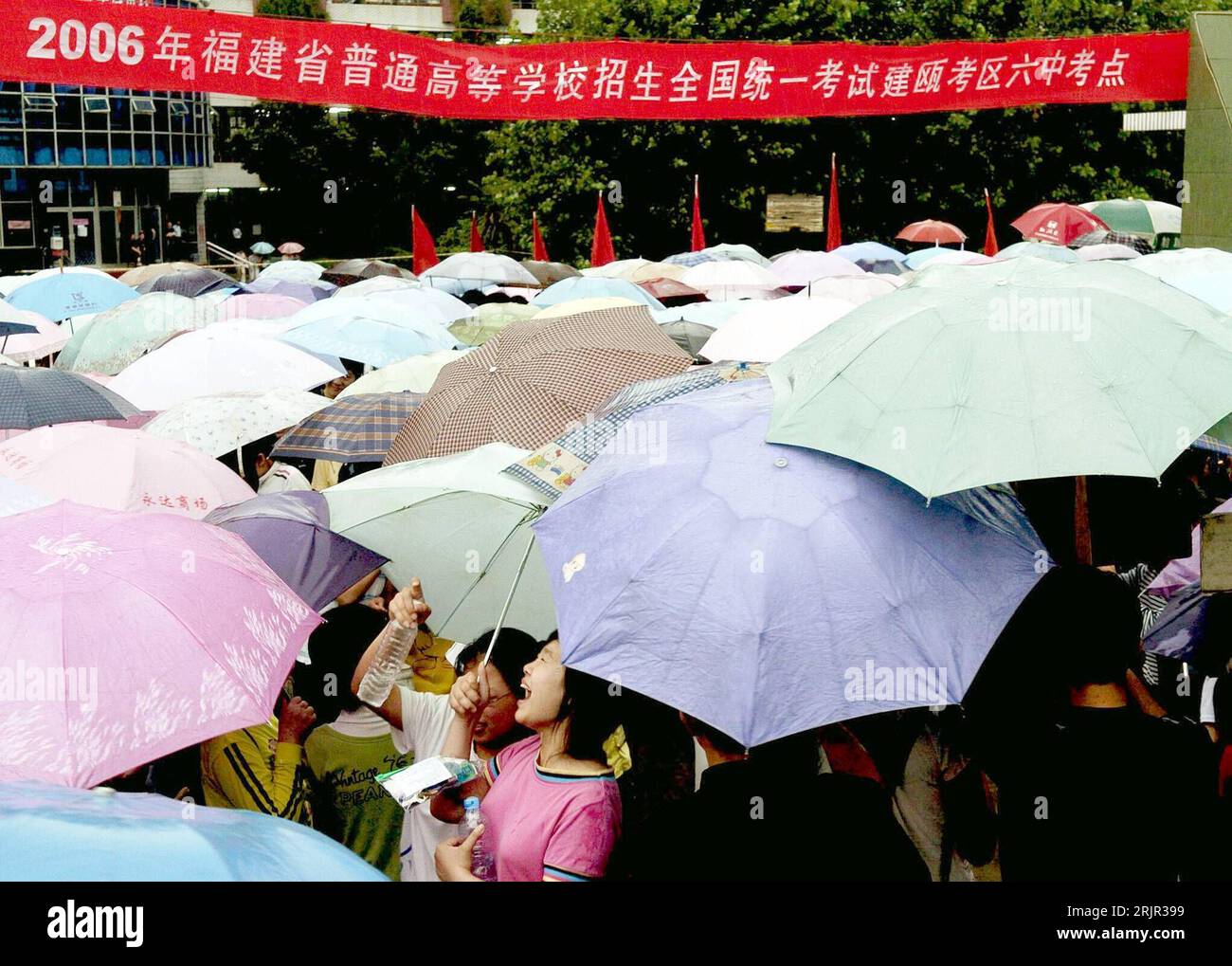 Bildnummer: 51286059 Datum: 14.06.2006 Copyright: imago/Xinhua Menschenmenge unter Regenschirmen in Jianou - Provinz Fujian - PUBLICATIONxNOTxINxCHN, Personen , Objekte; 2006, Jianou, Regenschirm, Regenschirme, Regen, schlechtes; , quer, Kbdig, totale, Cina, umidificatore / kurios // Schirm, Schirme Foto Stock