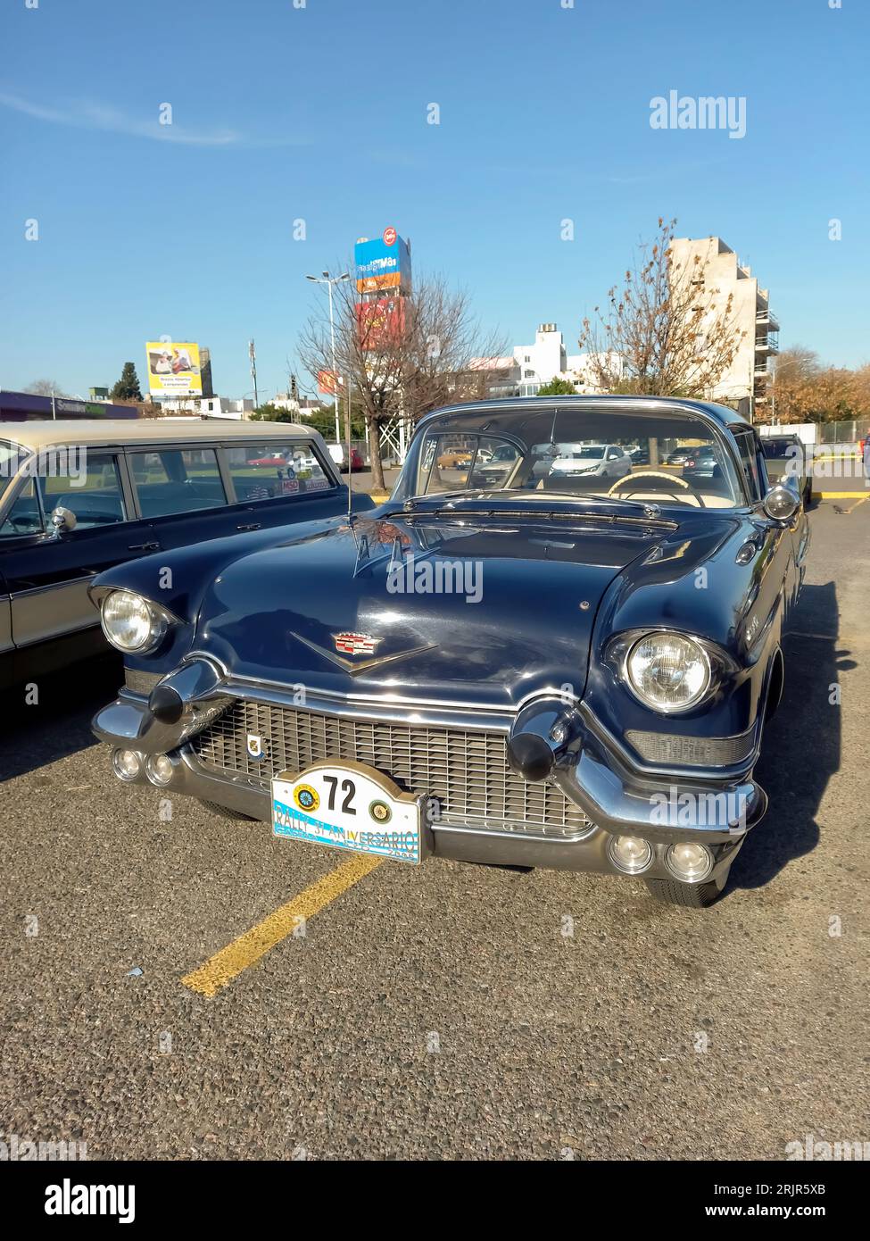 Old Blue LUXURY 1957 Cadillac Sedan De Ville quattro porte in un parcheggio. Foto Stock