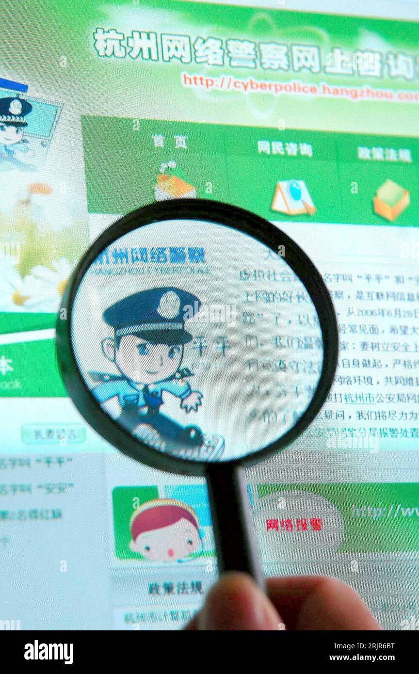 Bildnummer: 51309690 Datum: 28.06.2006 Copyright: imago/Xinhua CyberPolice geht online - Durch eine Lupe sieht man die Zeichentrickfigur Pingping auf einer Internetseite, sichtbares Zeichen staatlicher Regulierung im Internet - Hangzhou - PUBLICATIONxTxCHN, Objekte; 2006, Hangzhou, Web, Hangzhou, Web, Überwachung, Überwachungen, Comicfigur, Comicfiguren, Zeichentrickfiguren, Lupen, Screenshoot, Internetseiten, staatlich, chinesisch, chinesisches, Internetsicherheit, Internetregulierung, Internetüberwachung; , hoch, Kbdig, Einzelbild, Cina, Foto Stock