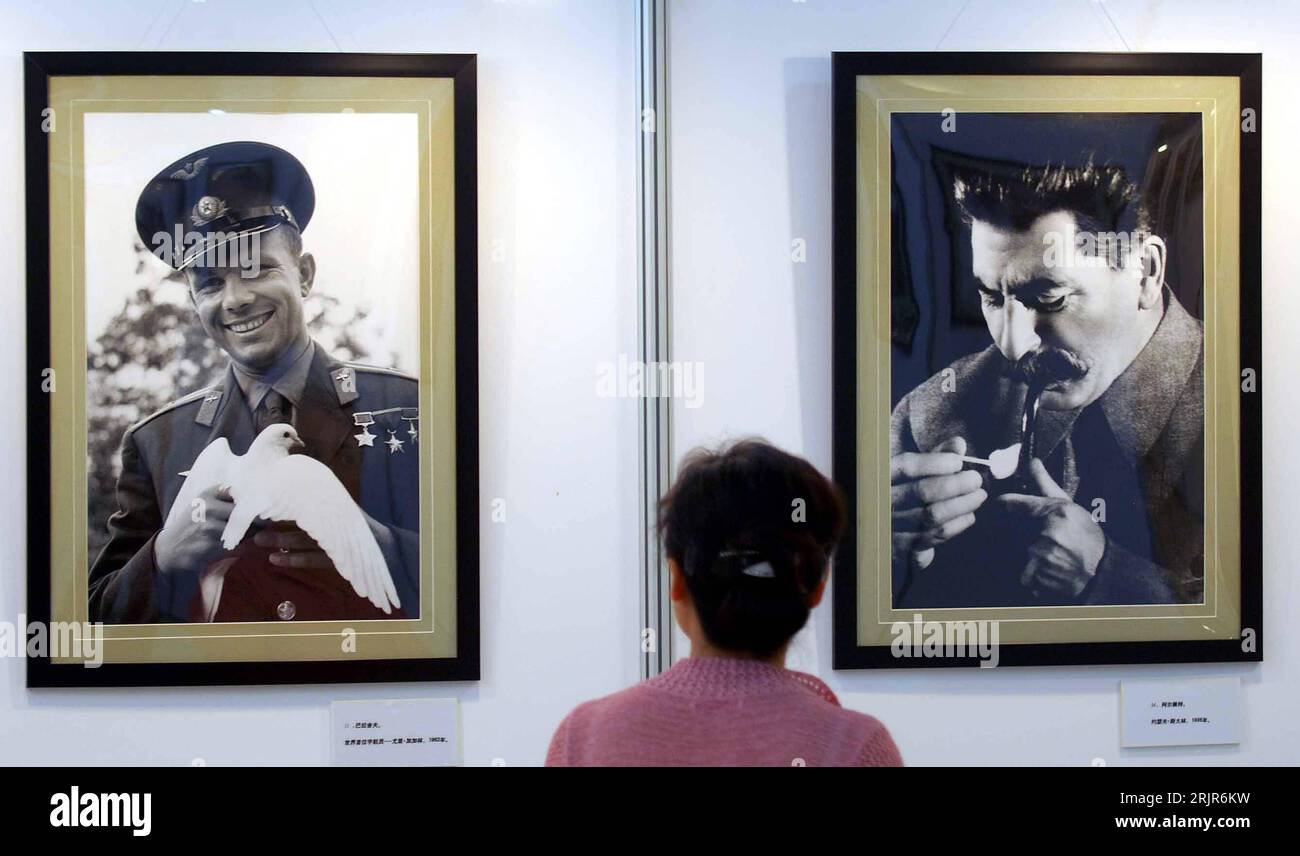 Bildnummer: 51312178 Datum: 28.06.2006 Copyright: imago/Xinhua Besucher während einer Ausstellung a Pechino - PUBLICATIONxNOTxINxCHN, Personen , Objekte; 2006, Pechino, Exponat, Exponate, foto, Fotos, Bild, Bilder, Ausstellungen,; , quer, Kbdig, Einzelbild, Cina / Fotoausstellung, Stalin, Soldat, Soldaten, Friedenstaube, Taube, Politik, Politiker, Propaganda, Militaer, Staat, RUS Foto Stock