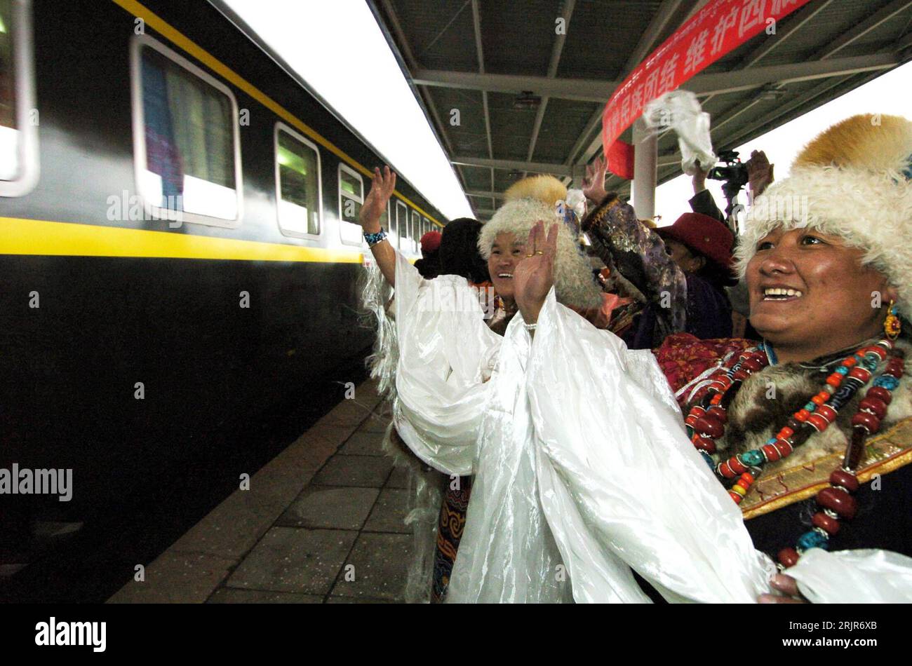 Bildnummer: 51314306 Datum: 01.07.2006 Copyright: imago/Xinhua Einheimische winken anlässlich der Ankunft eines Zuges der Qinghai-Tibet Eisenbahnlinie im Bahnhof von Amdo in der chinesischen autonomen Region Tibet - PUBLICATIONxNOTxINxCHN, Personen , Optimistisch; 2006, Zug, Züge, Eisenbahn, Eisenbahnen, Bahnsteig, Bahnsteige, Gleis, Gleise, Bahnhof, Bahnhöfe, Hada, Seidenschal, Seide, Schal, Tibetaner, Einheimischer, Tracht, Trachten; , quer, Kbdig, Gruppenbild, Cina, Bahn, Verkehr, / Freude o0 Kata Bildnummer 51314306 Data 01 07 2006 Copyright Imago XINHUA locali ondate durante l'Arr Foto Stock