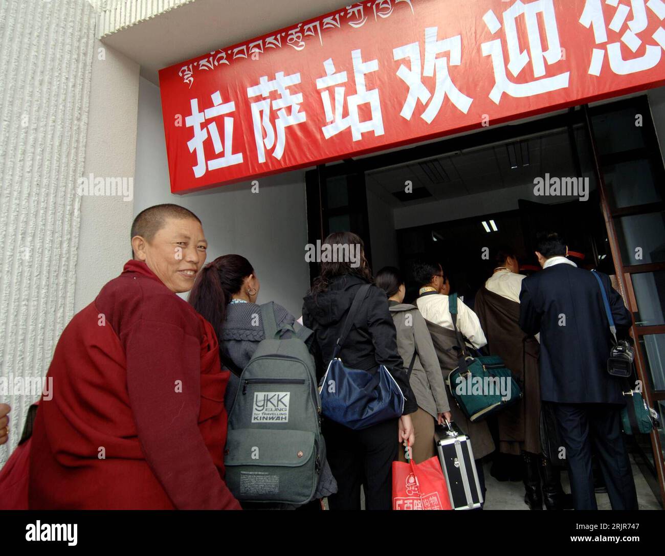 Bildnummer: 51314617 Datum: 01.07.2006 Copyright: imago/Xinhua Tsultrim Lhamo (li., CHN) betritt den Bahnhof von Lhasa in der chinesischen autonomen Region Tibet am Tag der Eröffnung der Eisenbahnlinie Qinghai-Tibet - PUBLICATIONxNOTxINxCHN, , Optimistisch; 2006, Lhasa, Bahnhöfe, buddhista, Buddhisten, Buddhistin, Nonne, Nonnen,; , quer, Kbdig, , Cina, Buddhismo, religione, ,/ Personen, totale Foto Stock