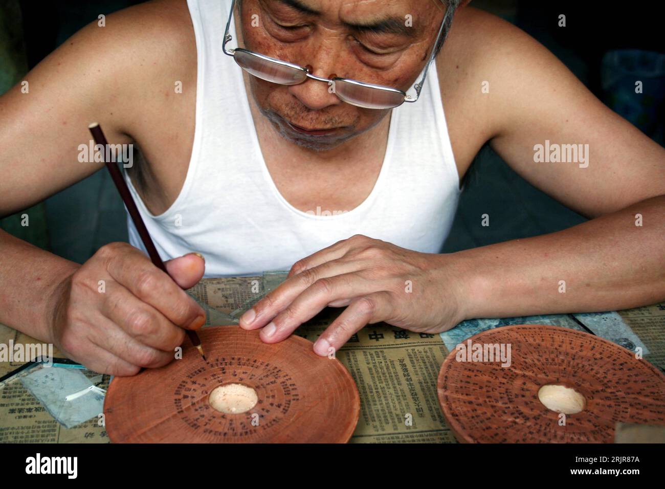 Bildnummer: 51328333 Datum: 04.07.2006 Copyright: imago/Xinhua Arbeiter fertigt traditionelle Kompasse aus Holz in Han An - Cina - PUBLICATIONxNOTxINxCHN, Personen , Objekte; 2006, Wanan Stadt, Xiuning, Anhui, Kompass, Kompasse, navigazione, Orientierung, alt, alte, Alter, altes, Navigationsinstrument, Navigationsinstrumente, chinesisch, chinesischer, chinesische, chinesisches, historisch, historische, historischer, historisches, Tradition, Tradioneller, Tradionell, Tradionelles, Handwerker, Mann, Männer, Einheimischer, Einheimische, Land, Leute, Chinese, Chinesen,; , quer, Kbdig, Einz Foto Stock