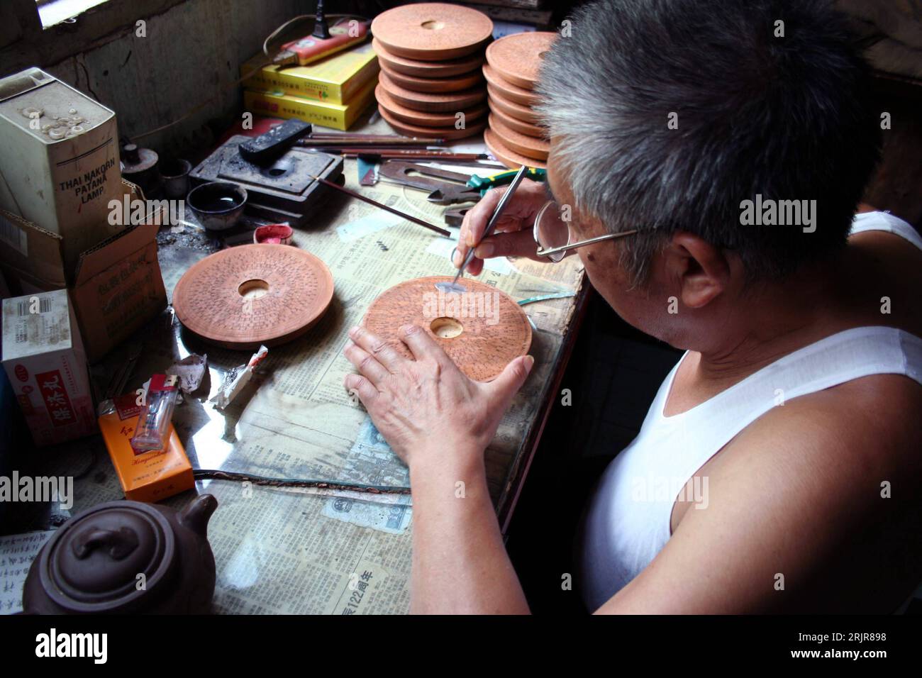 Bildnummer: 51328317 Datum: 04.07.2006 Copyright: imago/Xinhua Arbeiter fertigt traditionelle Kompasse aus Holz in Han An - Cina - PUBLICATIONxNOTxINxCHN, Personen , Objekte; 2006, Wanan Stadt, Xiuning, Anhui, Kompass, Kompasse, navigazione, Orientierung, alt, alte, Alter, altes, Navigationsinstrument, Navigationsinstrumente, chinesisch, chinesischer, chinesische, chinesisches, historisch, historische, historischer, historisches, Tradition, Tradioneller, Tradionell, Tradionelles, Handwerker, Mann, Männer, Einheimischer, Einheimische, Land, Leute, Chinese, Chinesen,; , quer, Kbdig, Einz Foto Stock