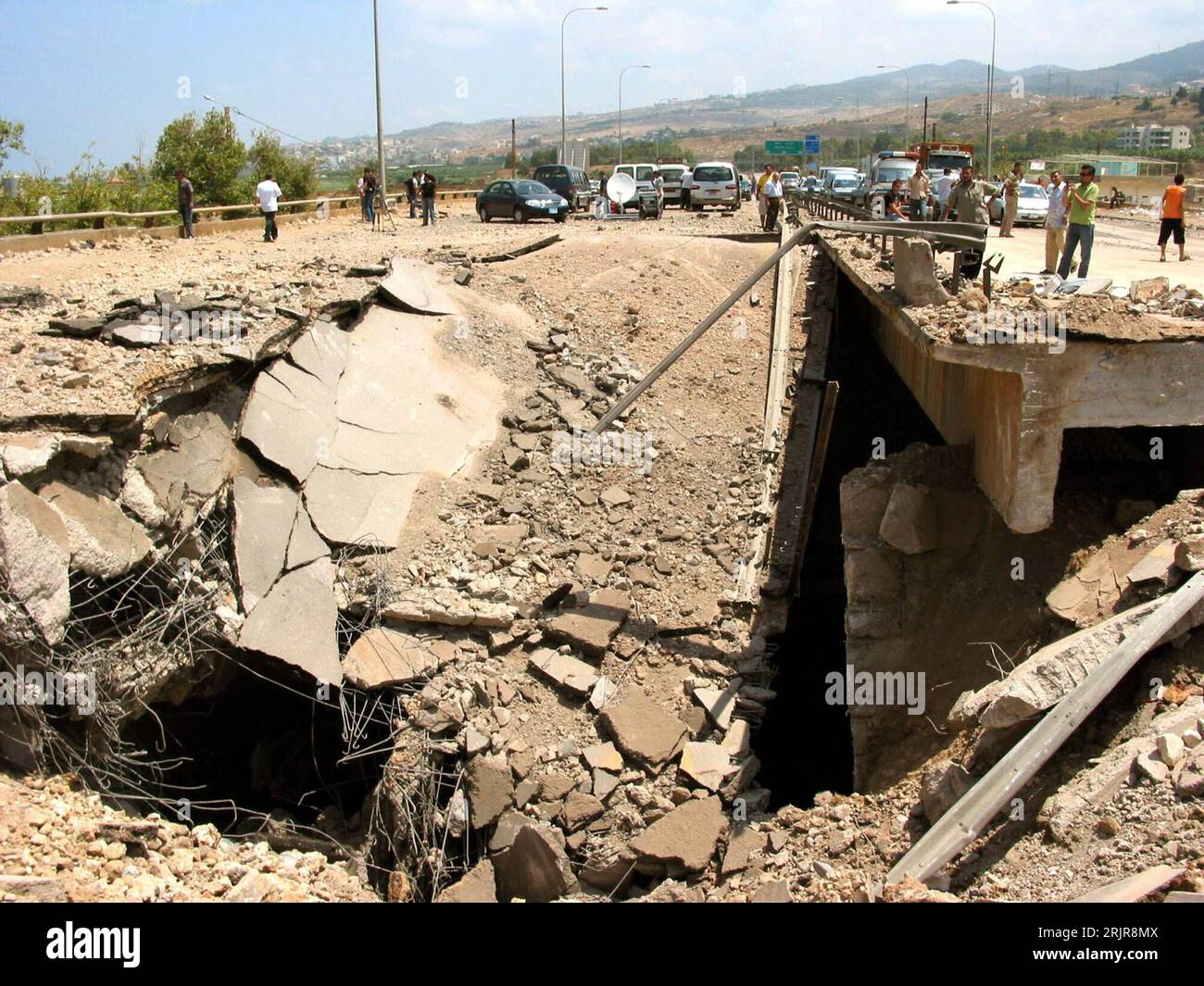 Bildnummer: 51333093 Datum: 13.07.2006 Copyright: imago/Xinhua Einheimische betrachten nach einem israelischen Raketenangriff eine zerstörte Brücke in Damour bei Beirut - PUBLICATIONxNOTxINxCHN, Landschaft , Personen , highlight; 2006, Nahostkonflikt, Raketenangriff, Raketenangriffe, Zerstörung, Zerstörungen, Schaden, Schäden, Angriff, Angriffe, Offensive, Militäroffensive; , quer, Kbdig, totale, Libanon, Straße, Verkehr, Infrastruktur Foto Stock