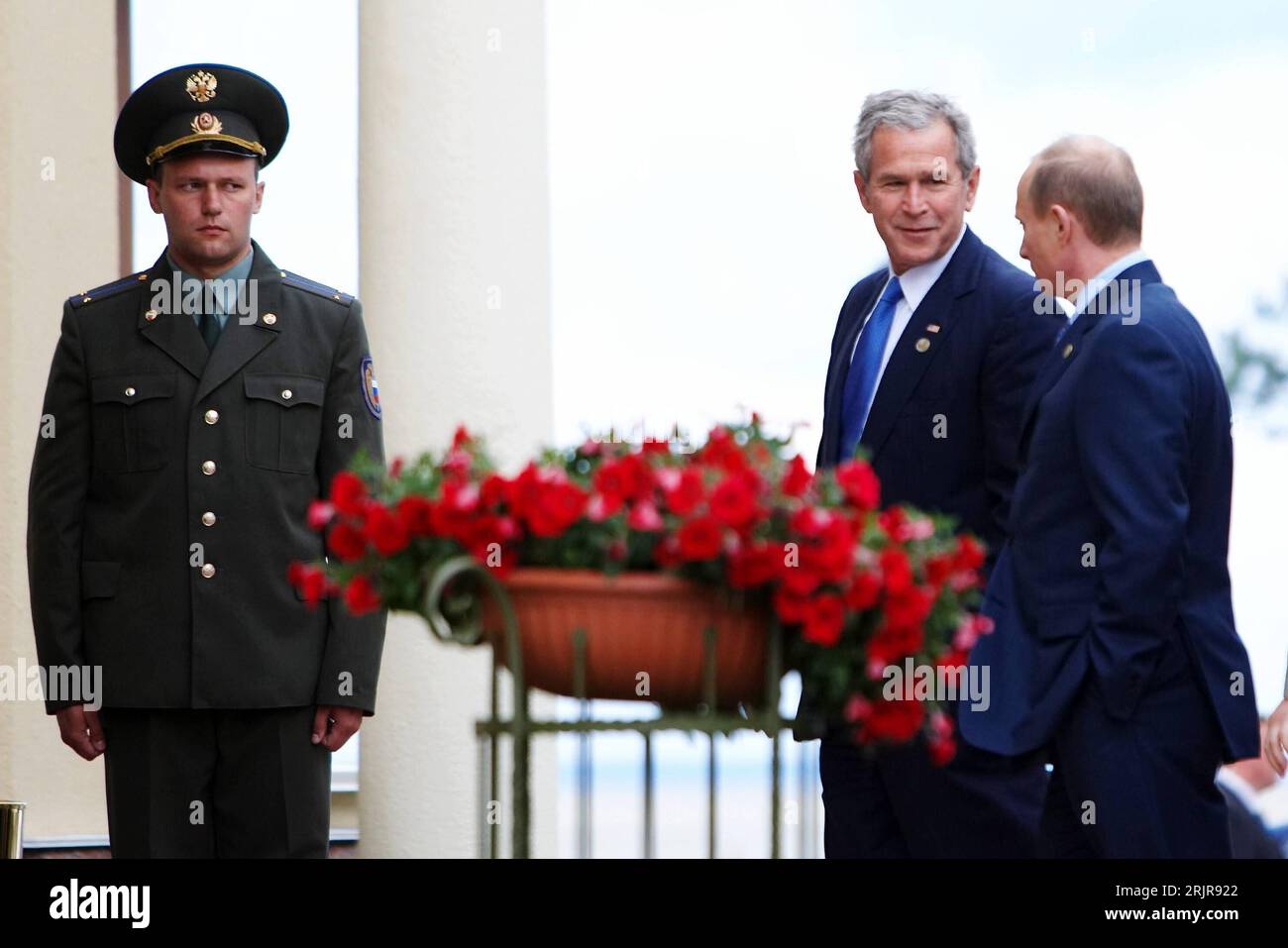 Bildnummer: 51337750 Datum: 16.07.2006 Copyright: imago/Xinhua Präsident Wladimir Putin (re., RUS) und Präsident George W. Bush (USA) im Gespräch anlässlich des G8-Gipfeltreffens in St.. Petersburg - PUBLICATIONxNOTxINxCHN, Personen , Optimistisch; 2006, St. Petersburg, Sankt, Strelna, Gipfeltreffen, G 8, Vladimir, Politiker, Soldat, Soldaten; , quer, Kbdig, Gruppenbild, Internationale Politik, Politik, Russland, Randbild, gente Foto Stock